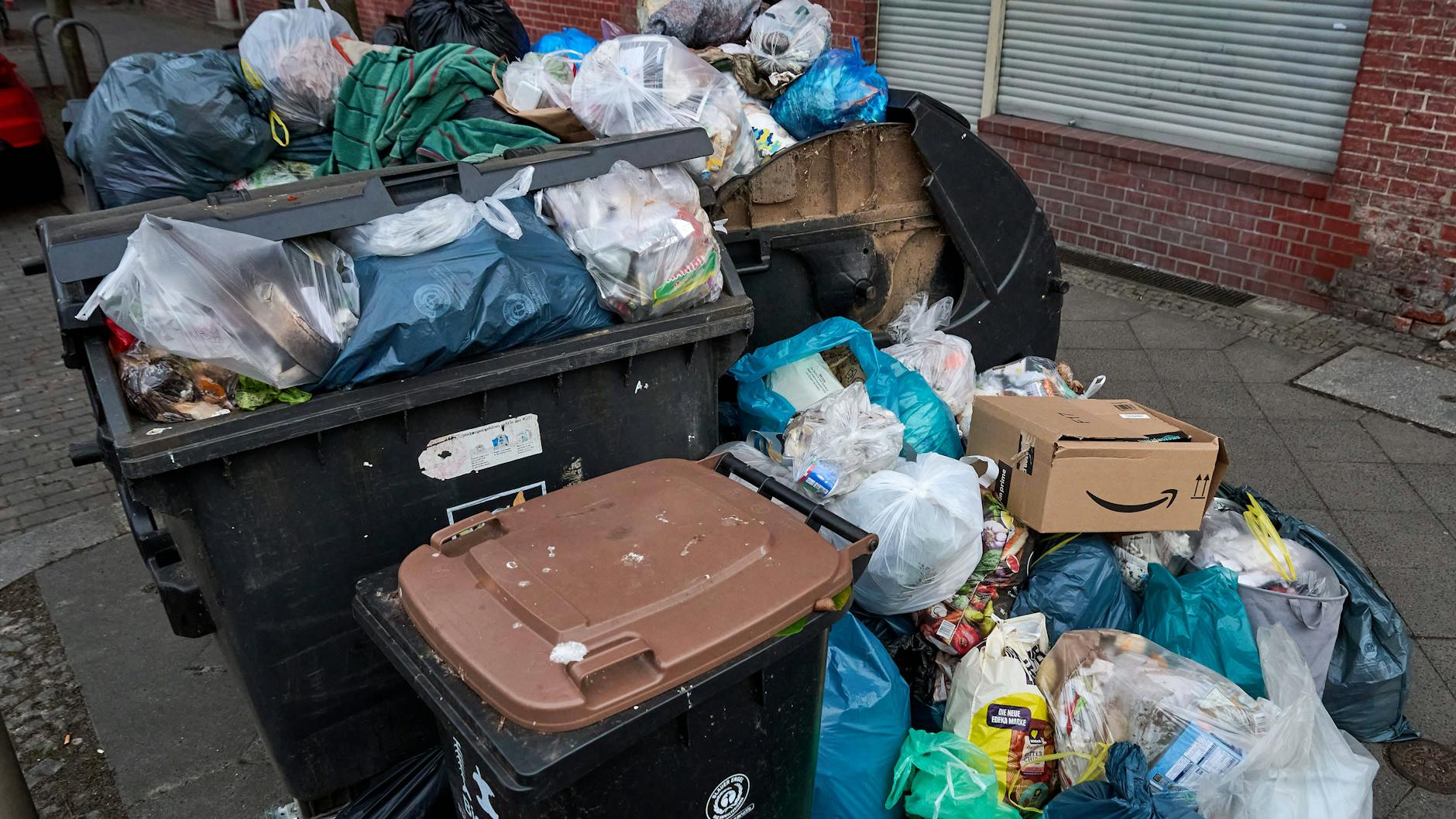 Müllwahnsinn auch in Prenzlauer Berg: Neben den vollen Tonnen türmt sich der Abfall, weil die Mitarbeiter der BSR seit fünf Tagen streiken.