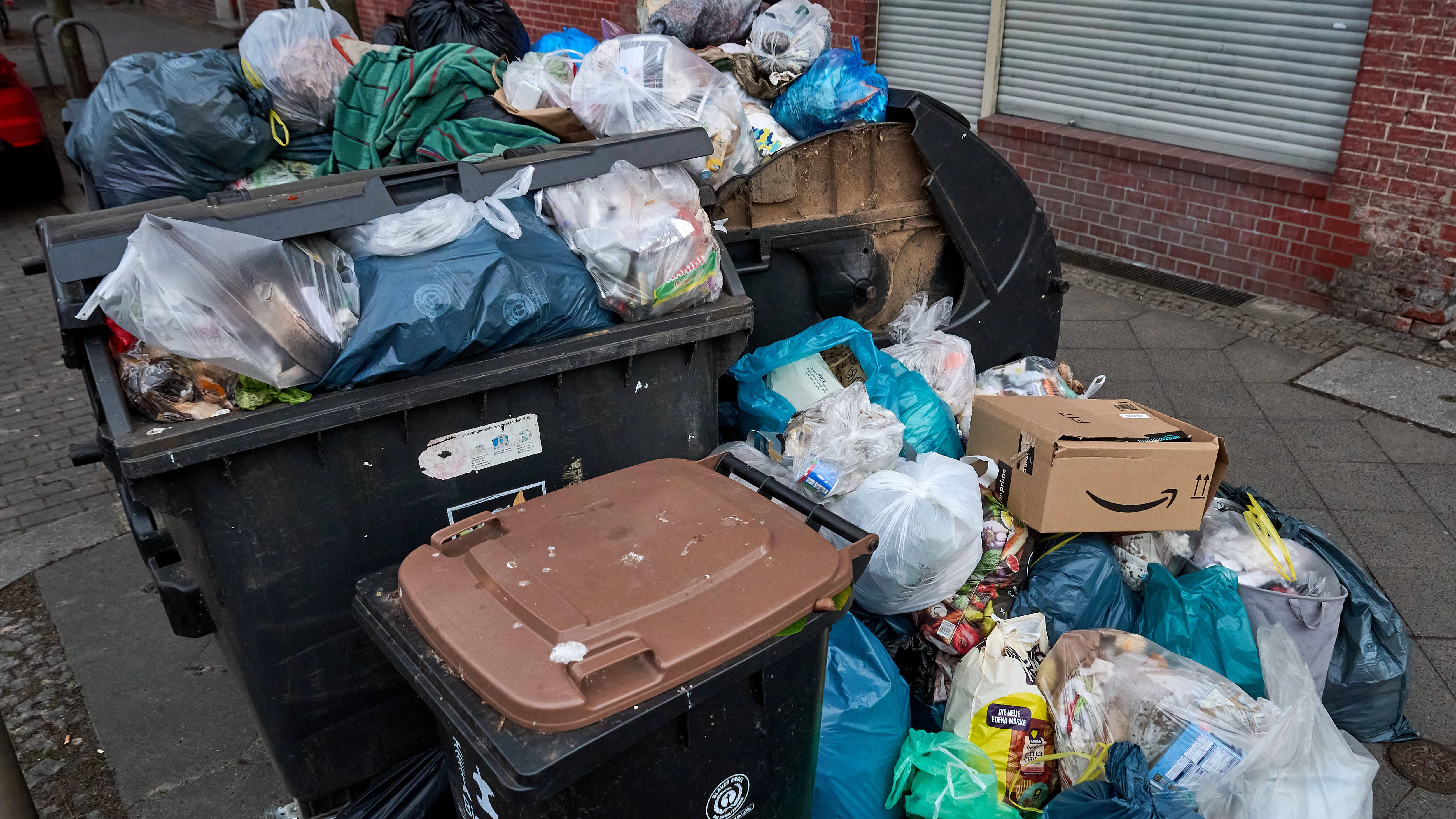 Müllwahnsinn auch in Prenzlauer Berg: Neben den vollen Tonnen türmt sich der Abfall, weil die Mitarbeiter der BSR seit fünf Tagen streiken.
