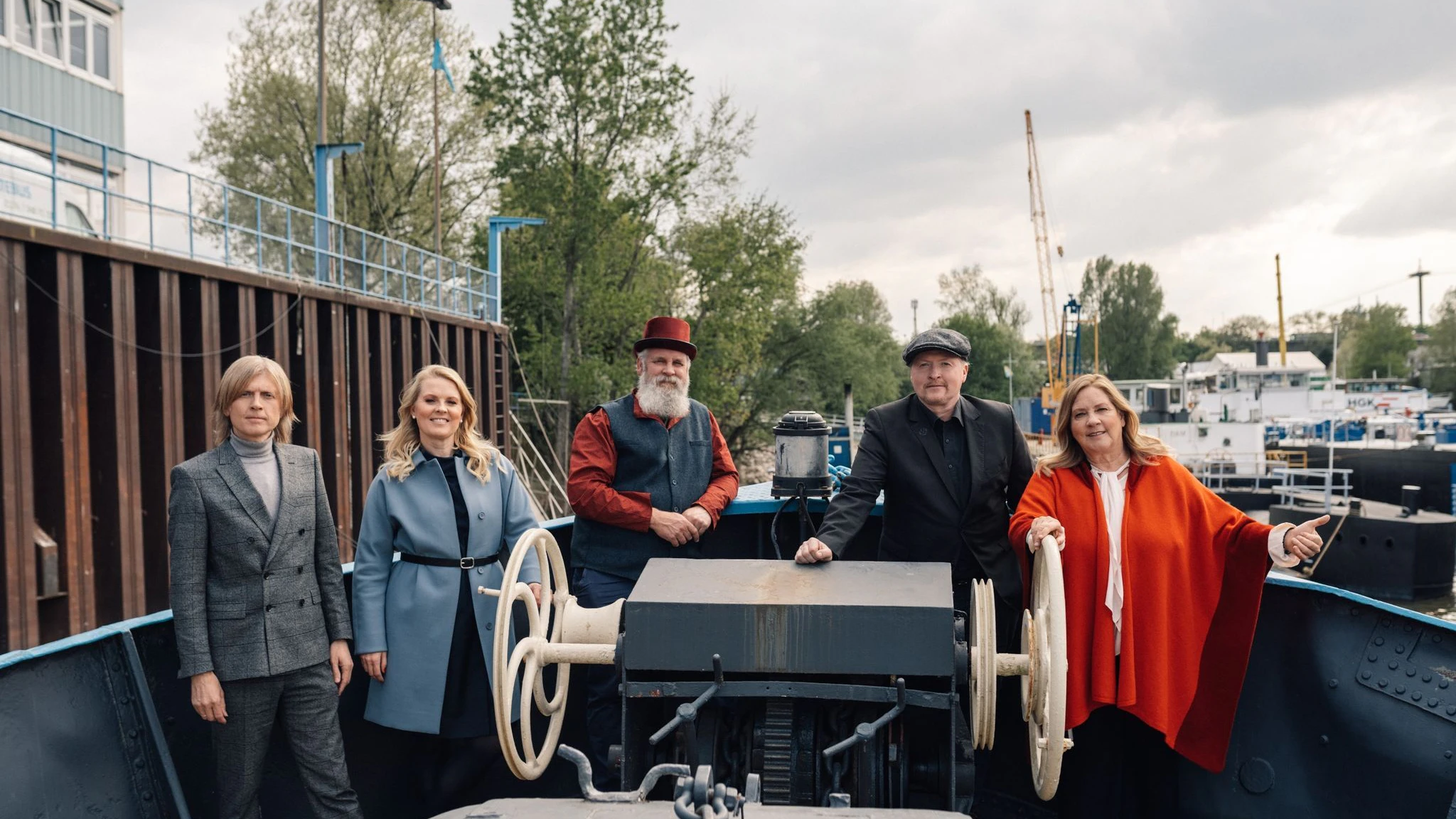 Mitglieder der Kelly Family auf dem Hausboot der Familie in Köln. Im Rumpf des Schiffes wurde früher das Geld in Kisten gelagert.