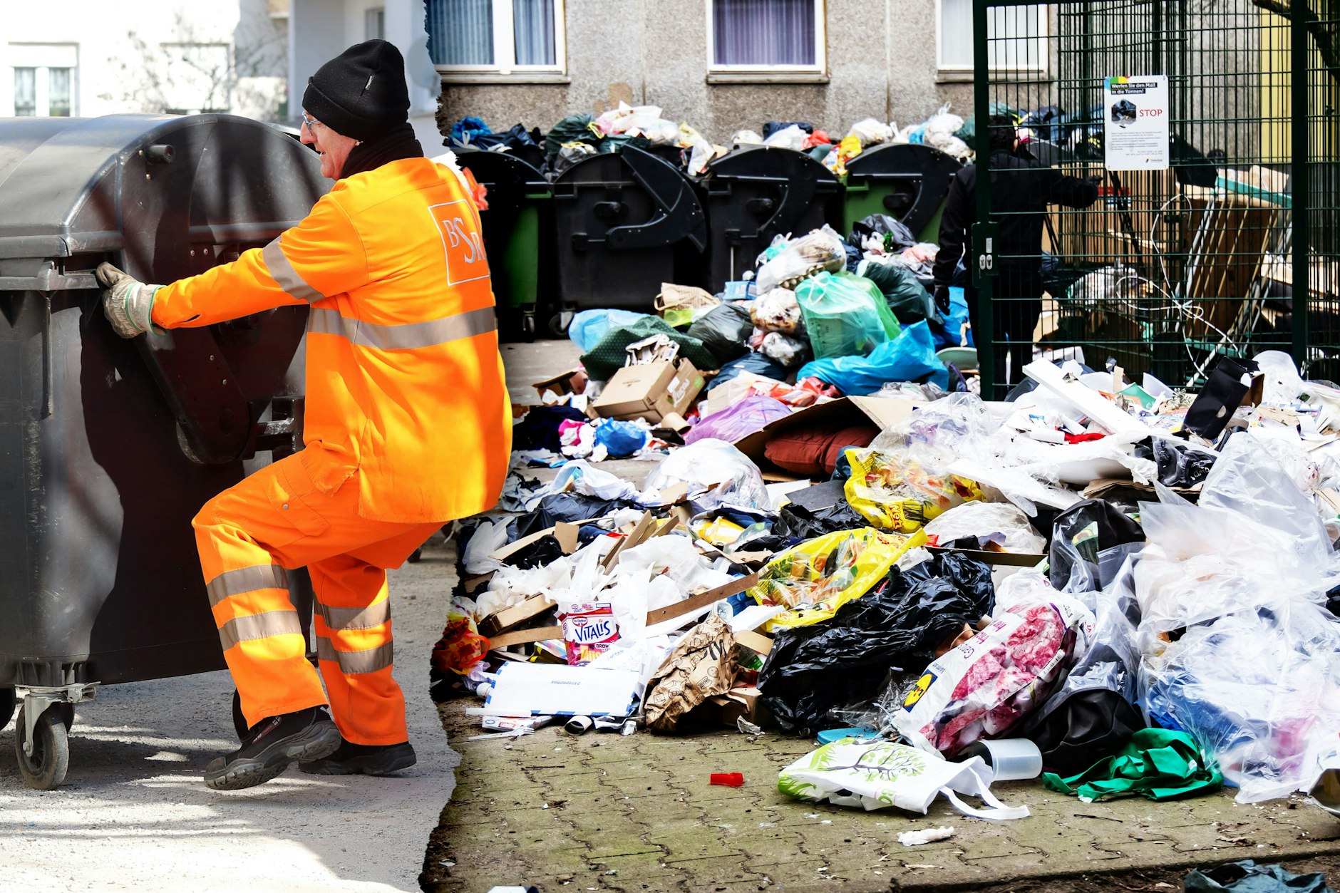 Die BSR streikt - und noch nie haben die Berliner so sehnlich auf den Besuch der Müllabfuhr gewartet wie in dieser Woche. Aber: Wann wird der Müll endlich abgeholt?