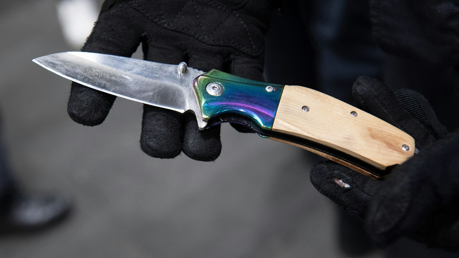 Ein Bundespolizist zeigt ein sichergestelltes Messer am Berliner Bahnhof Ostkreuz. Immer wieder werden in Berlin Menschen mit Messern verletzt.