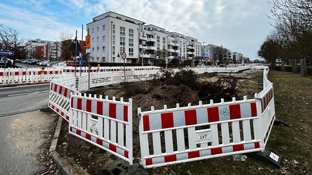 Schon seit 2022 wird an der Eisenacher Straße in Marzahn gebaut. Nun soll die Straße neu asphaltiert werden, deshalb muss eine Vollsperrung her.