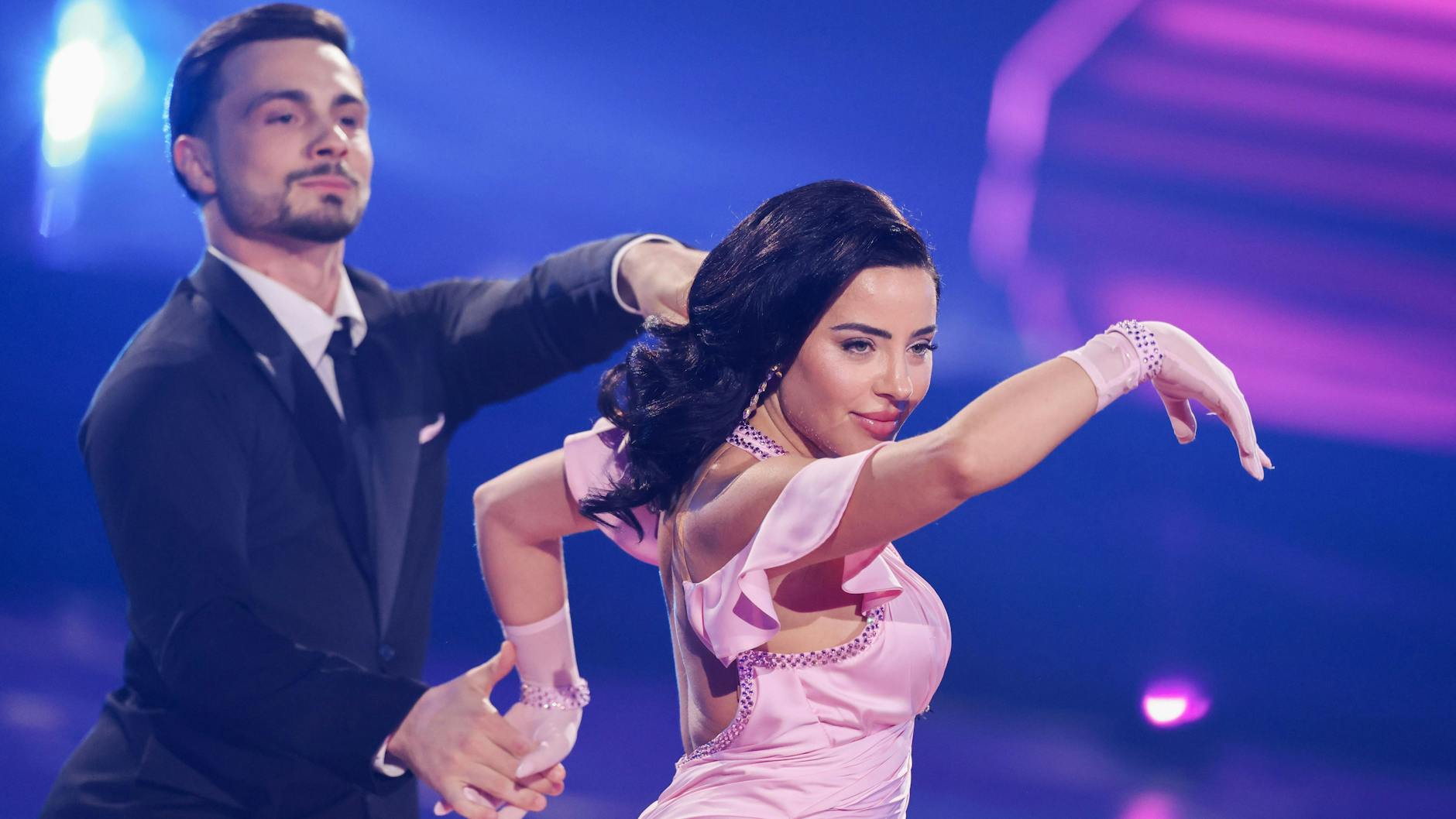 Bye-bye Leyla: TV-Sternchen Leyla Lahouar und ihr Tanzpartner Sergiu Maruster haben sich aus der Show getanzt.