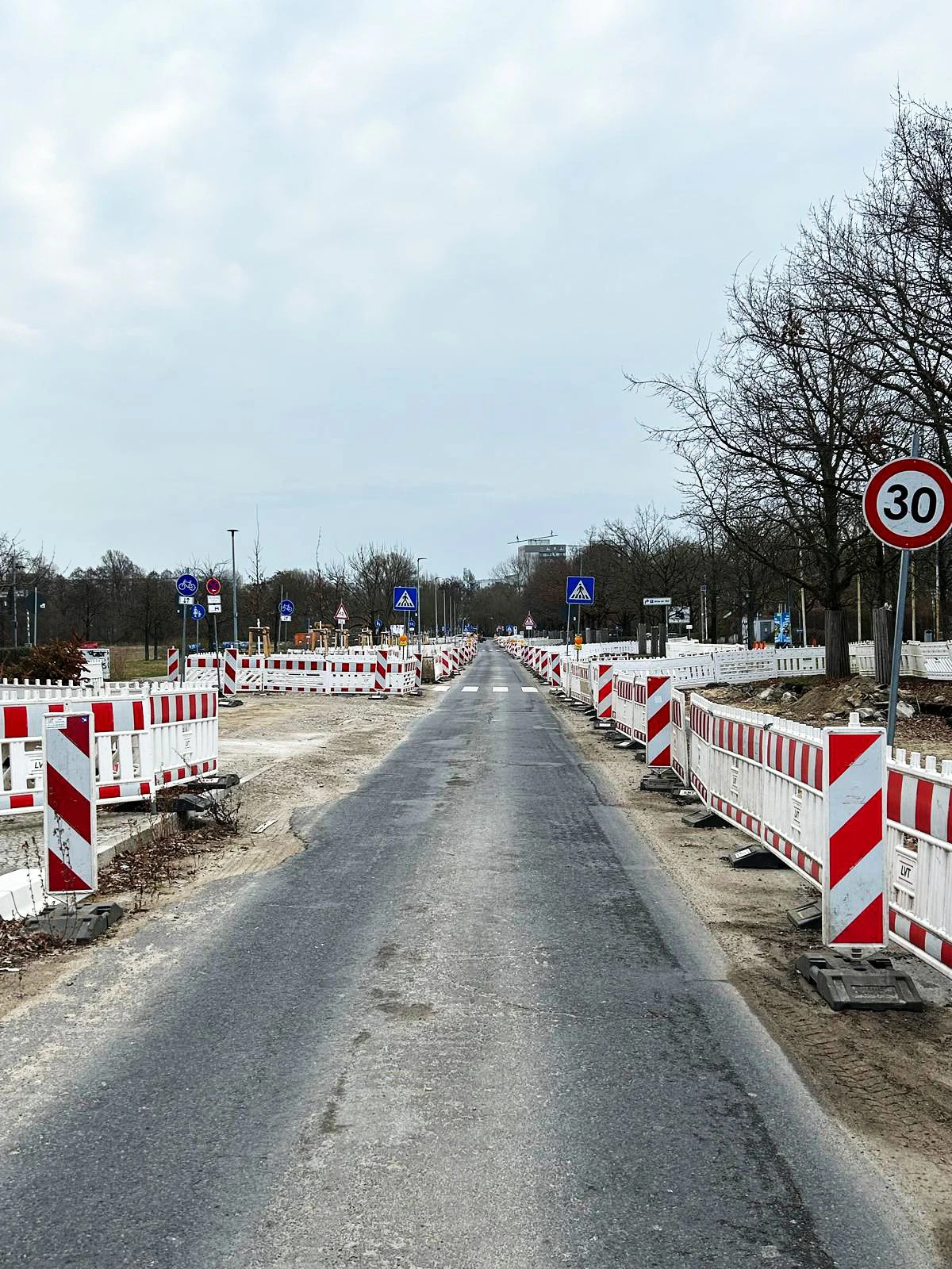 Als Einbahnstraße konnte die Eisenacher Straße in Marzahn bisher noch genutzt werden. Doch damit ist ab Montag Schluss: Die Strecke wird voll gesperrt!