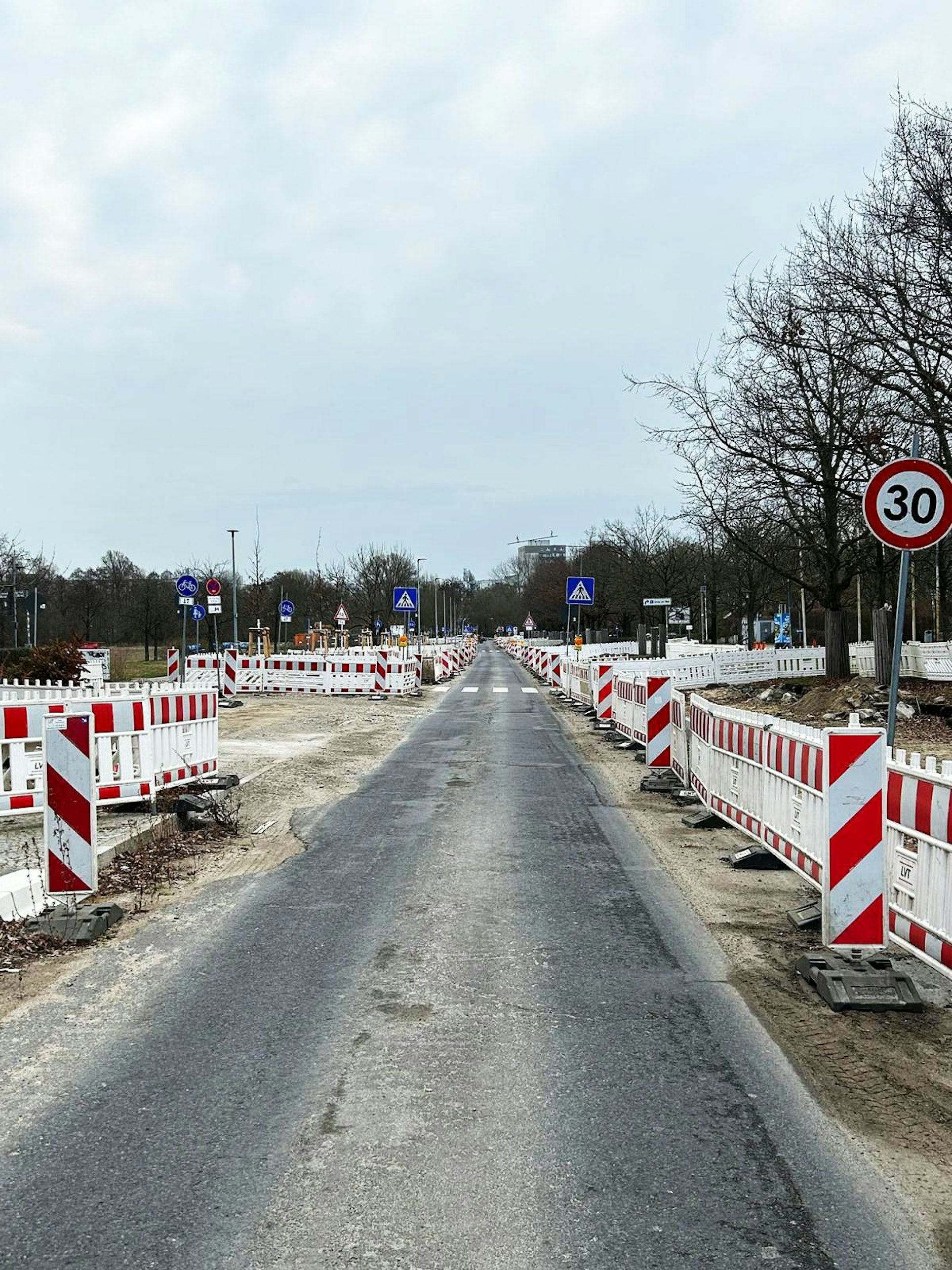 Als Einbahnstraße konnte die Eisenacher Straße in Marzahn bisher noch genutzt werden. Doch damit ist ab Montag Schluss: Die Strecke wird voll gesperrt!