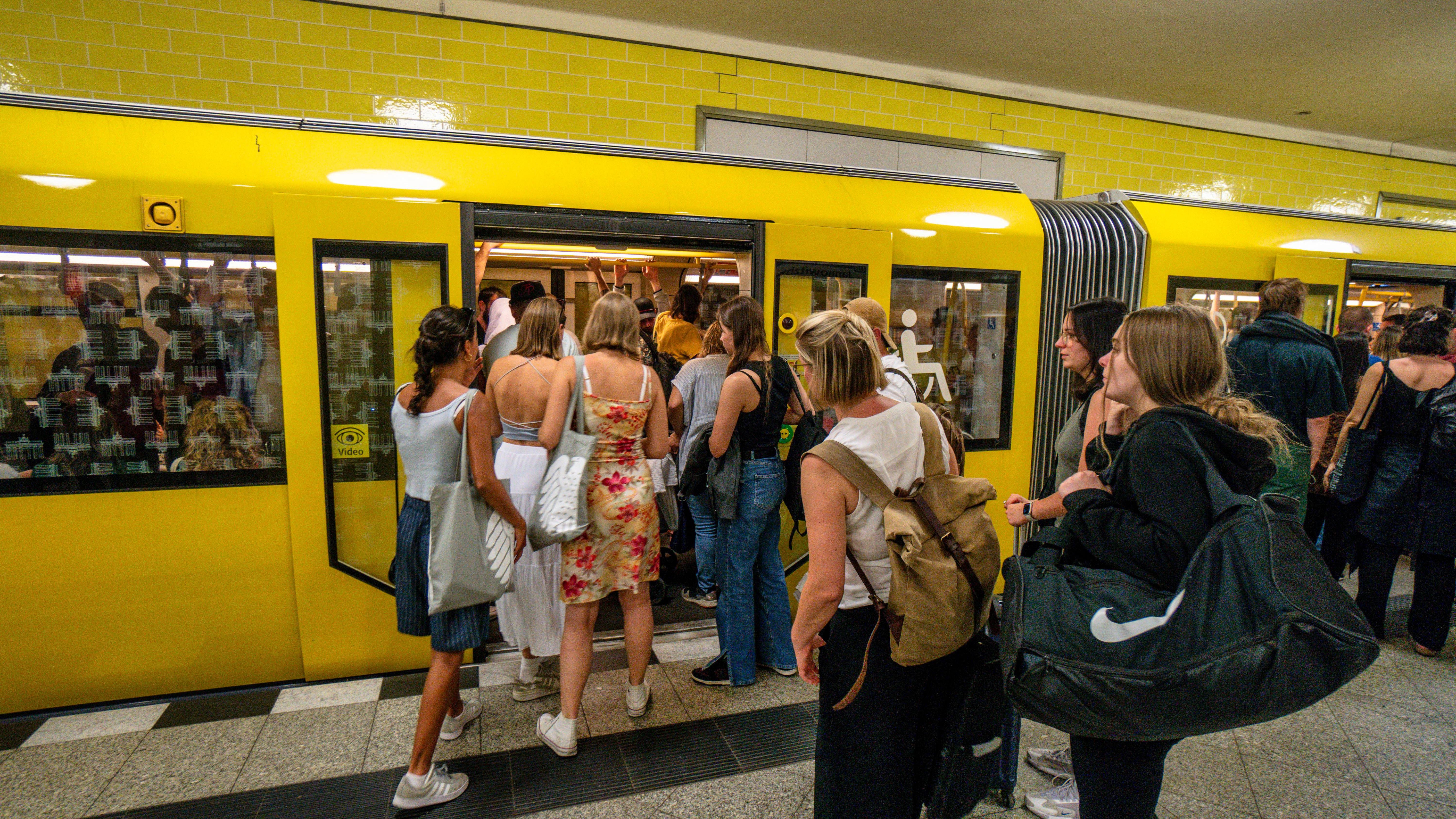 Vor allem im Sommer soll die Geruchsbelastung in der U-Bahn U8 groß sein.