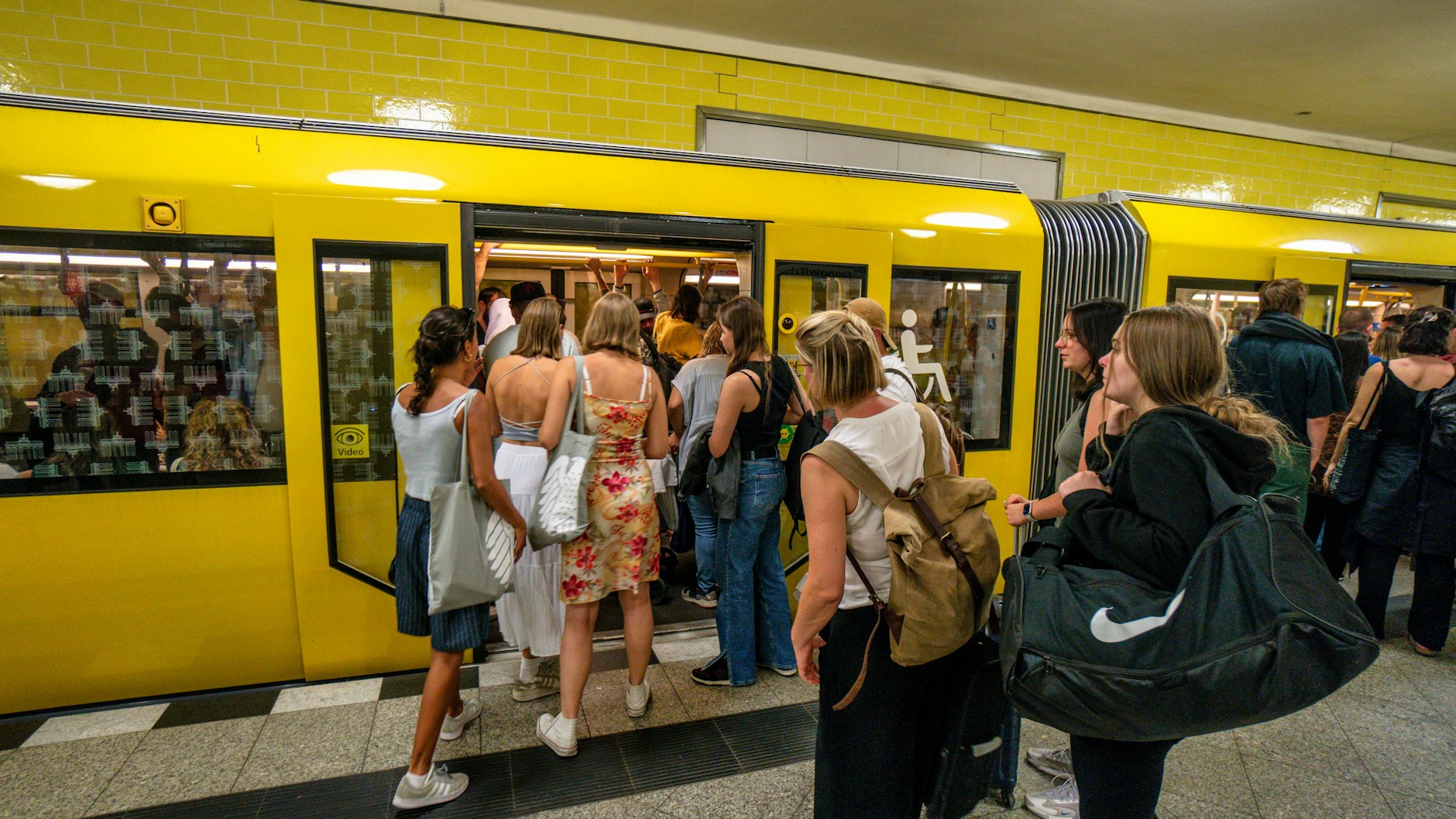 Vor allem im Sommer soll die Geruchsbelastung in der U-Bahn U8 groß sein.