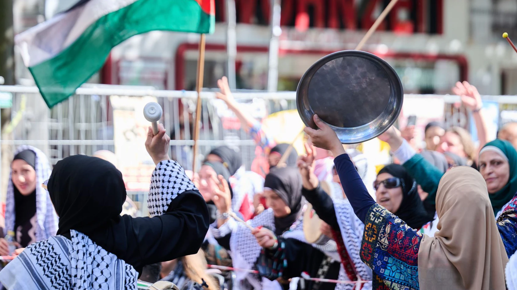 Bei vielen pro-palästinensischen Demonstrationen in Berlin kam es auch zu antisemitischen Straftaten.