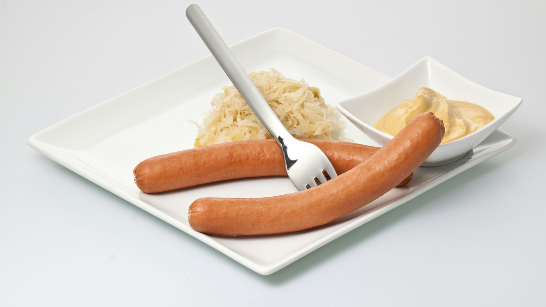Bockwurst und Sauerkraut passen richtig gut zusammen - die Kombination funktioniert auch im Rezept für Warschauer aus der DDR hervorragend.