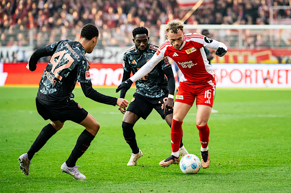 Jamal Musiala vom FC Bayern München und Benedict Hollerbach vom 1. FC Union Berlin im Zweikampf.
