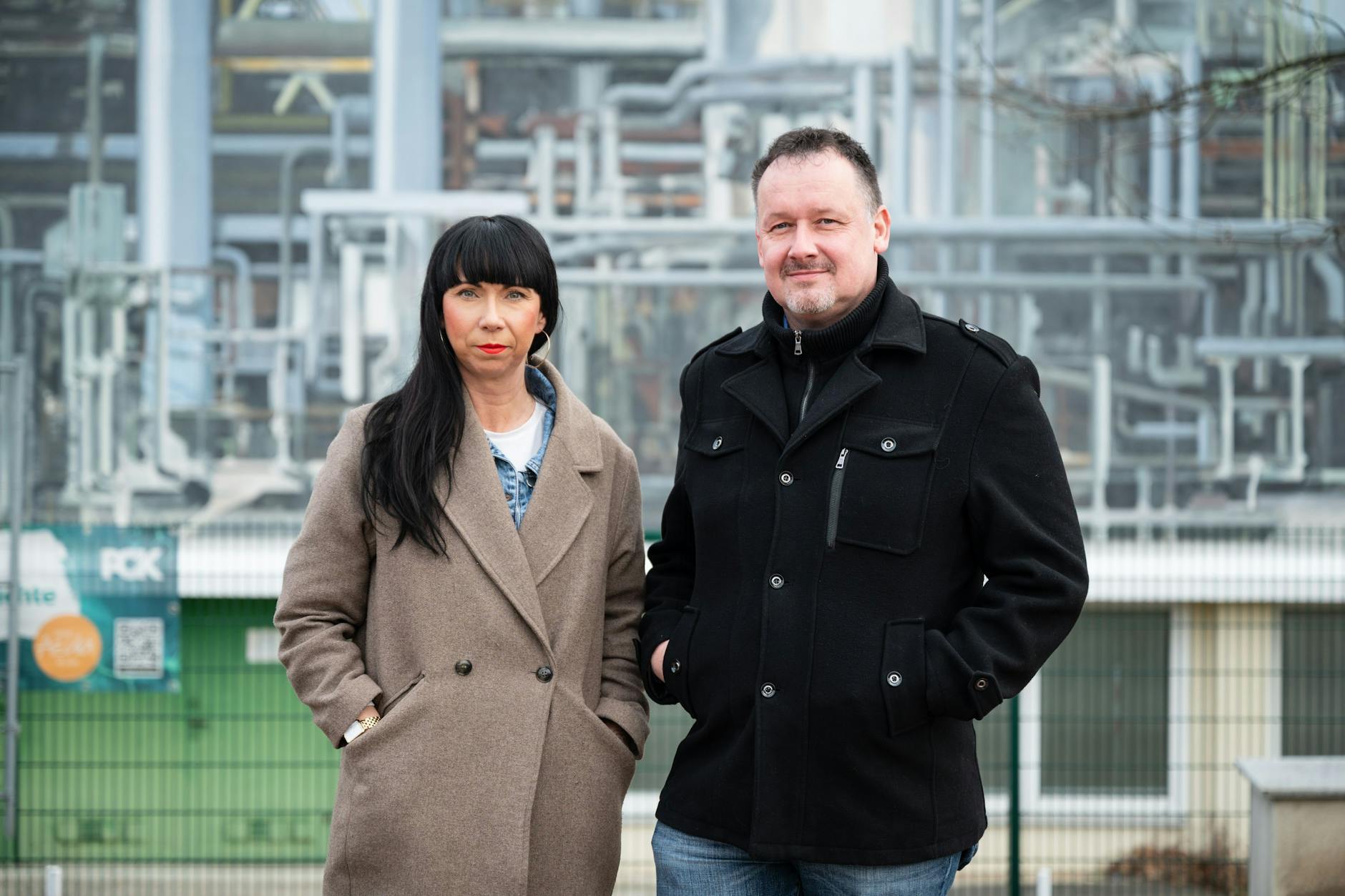 Vor der PCK-Raffinerie Schwedt: die Betriebsräte Peggy Lindemann und Danny Ruthenburg