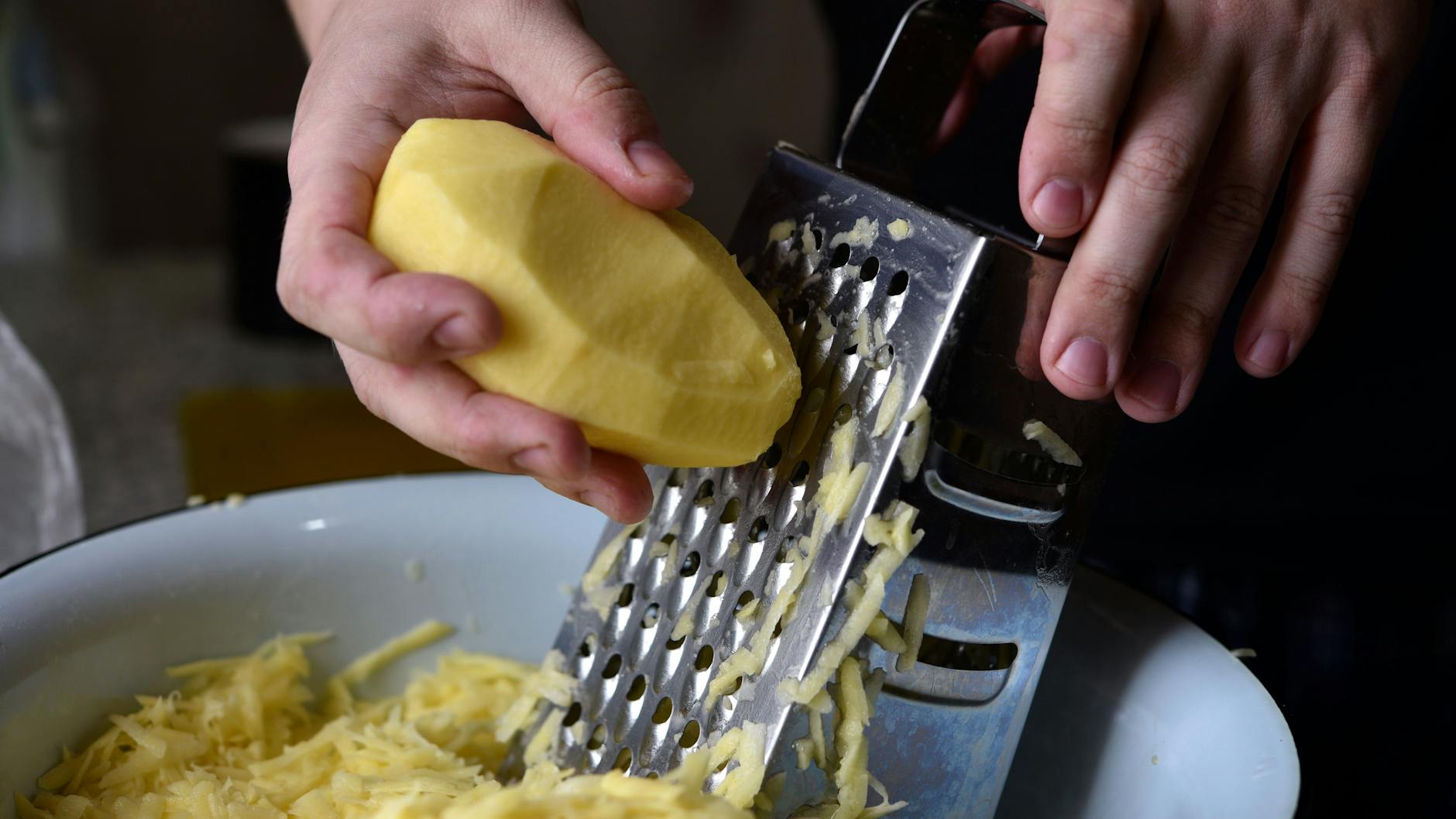 Für die Zottelsuppe werden die rohen Kartoffeln gerieben, deshalb wohl auch der Name für die Kartoffelsuppe.