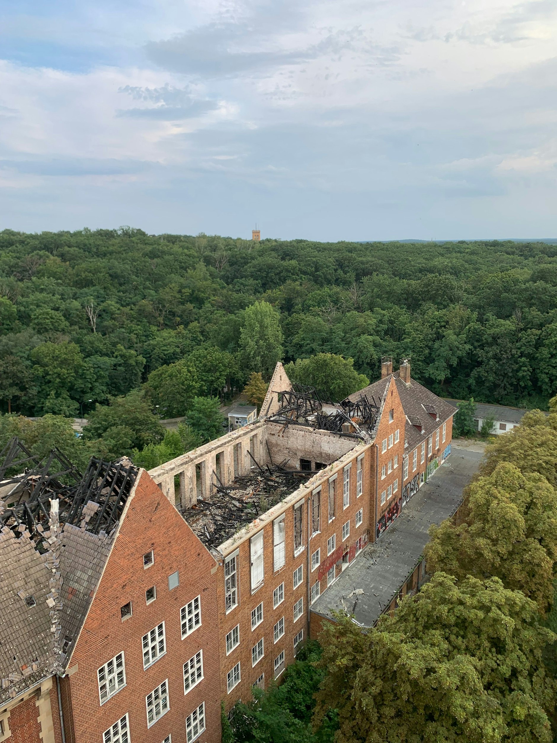 Der Seitenflügel des DDR-Kremls wurde im August Opfer einer Brandstiftung. Das stützte ein.