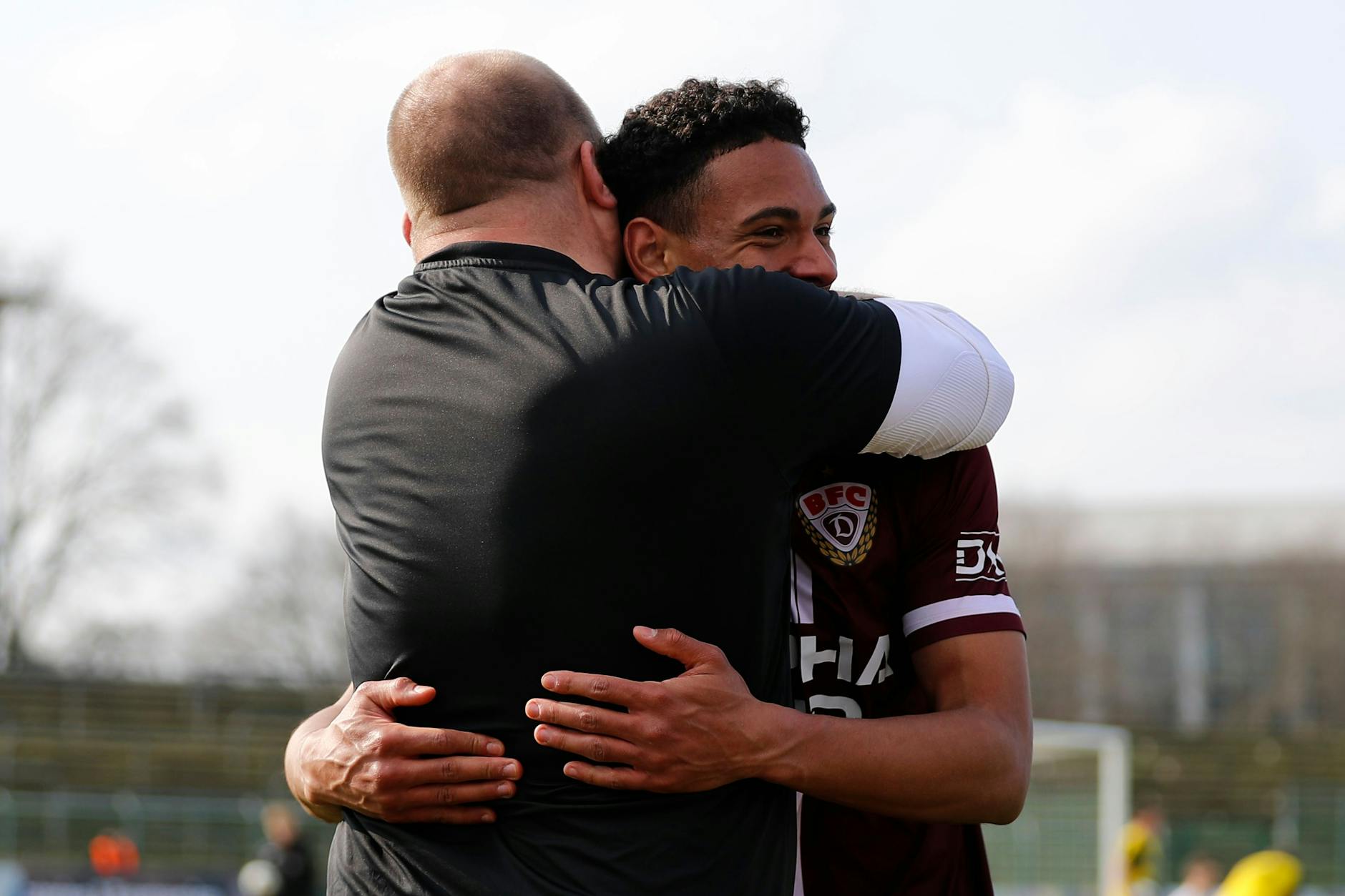 Komm, lass dich mal drücken! BFC-Zeugwart Stefan „Malle“ Malchow nimmt Matchwinner Benny Wüstenhagen in seine starken Arme.