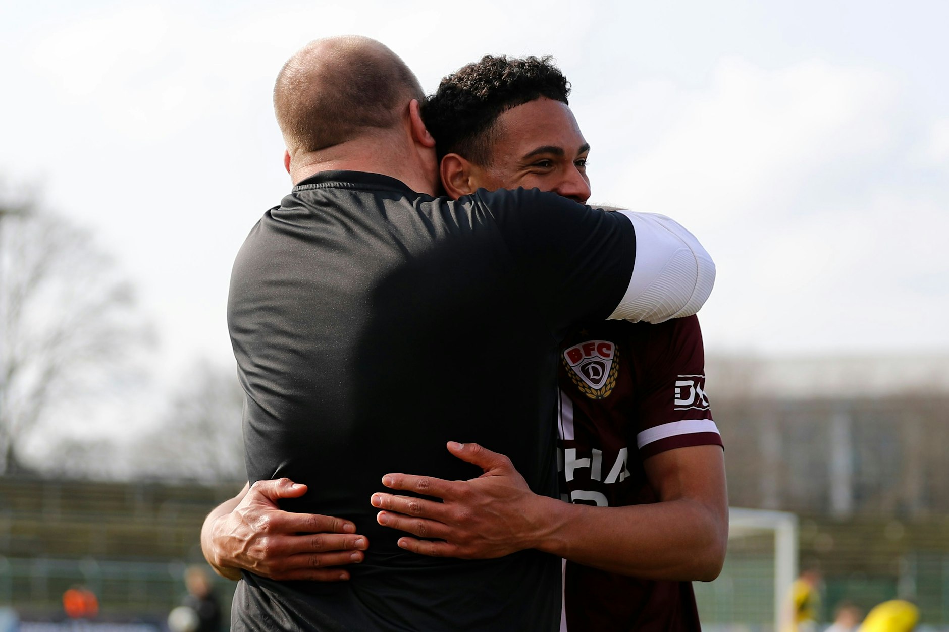 Komm, lass dich mal drücken! BFC-Zeugwart Stefan „Malle“ Malchow nimmt Matchwinner Benny Wüstenhagen in seine starken Arme.