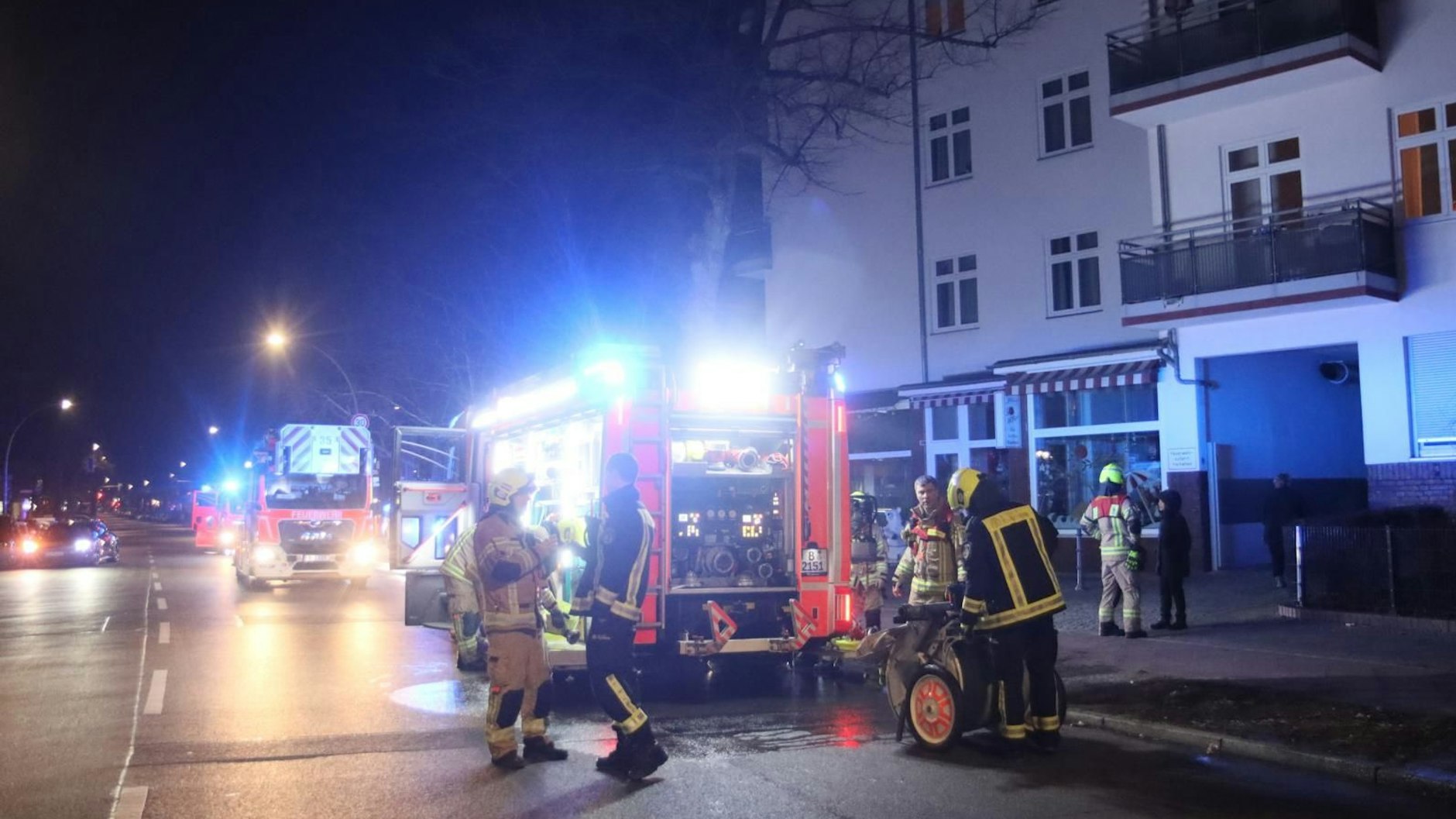 Feuerwehreinsatz vor einem asiatischen Restaurant in der Cicerostraße in Berlin-Wilmersdorf.