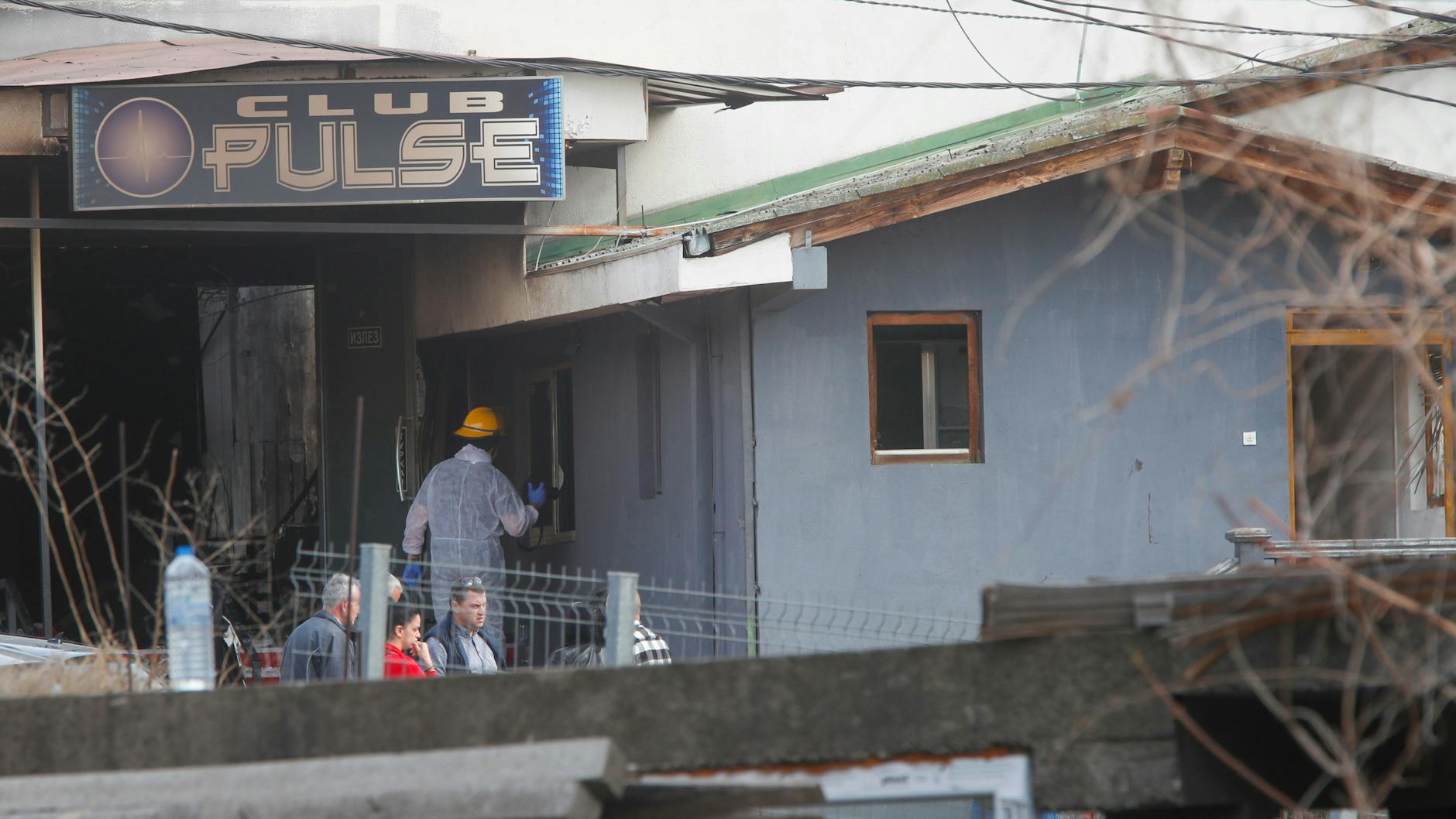 Ermittler untersuchen Nachtclub „Pulse“ in Kocani am Morgen nach dem Großbrand.