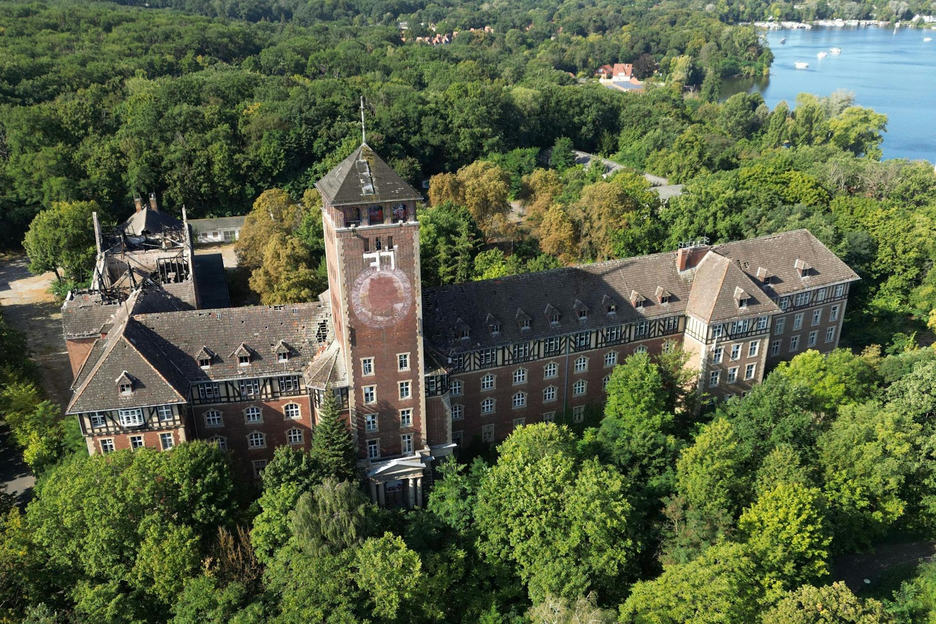 Der Kreml der DDR: So wird seit DDR-Zeiten das rote Gebäude auf dem Brauhausberg in Potsdam genannt, das einst Sitz der Bezirks-SED war. Von 1990 bis 2013 tagte dort der Brandenburger Landtag