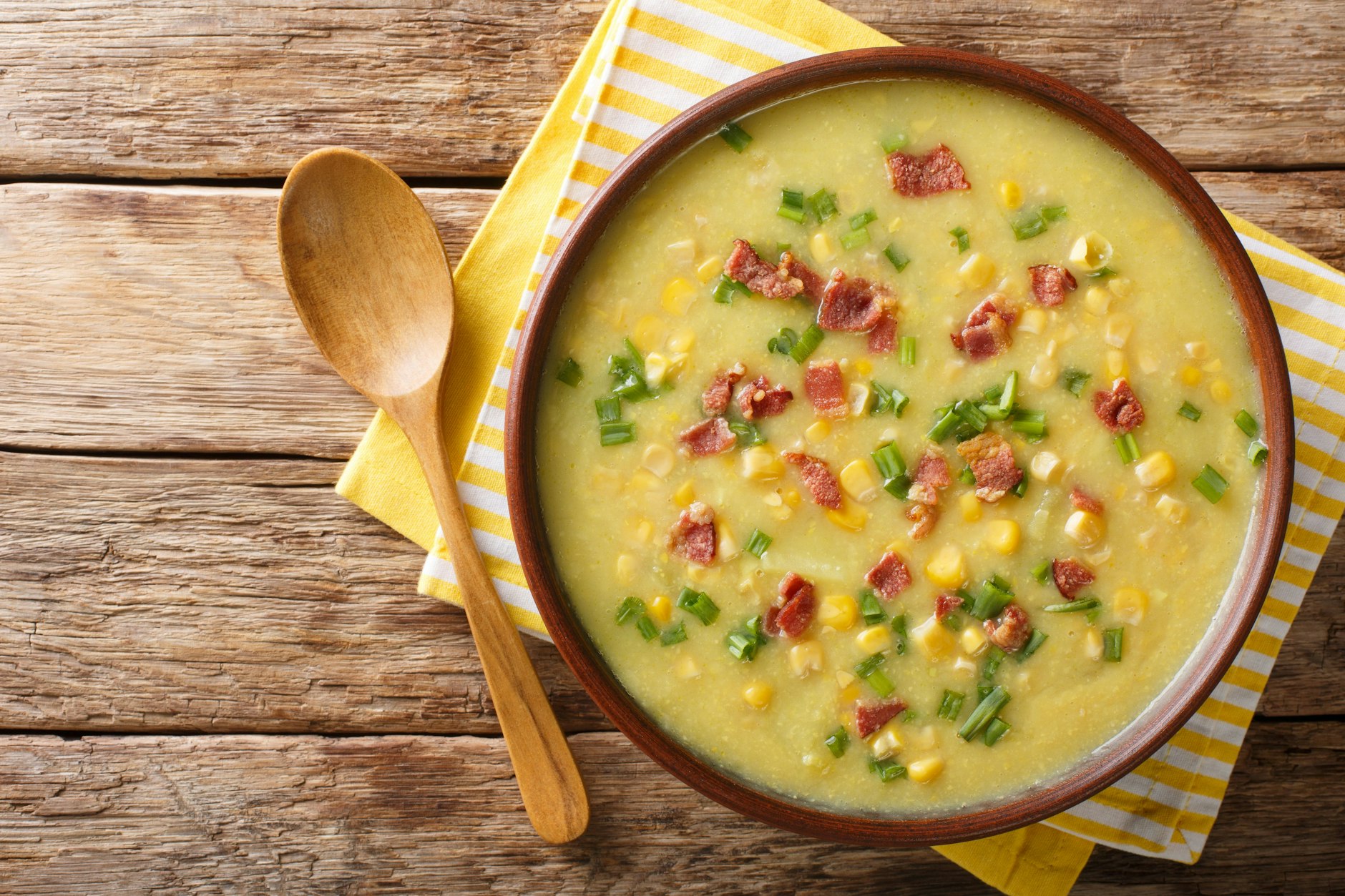 Leckere Zottelsuppe! Die sämige Kartoffelsuppe mit Speck&nbsp; können Sie mit Gemüse ergänzen, wie hier zum Beispiel mit Mais.