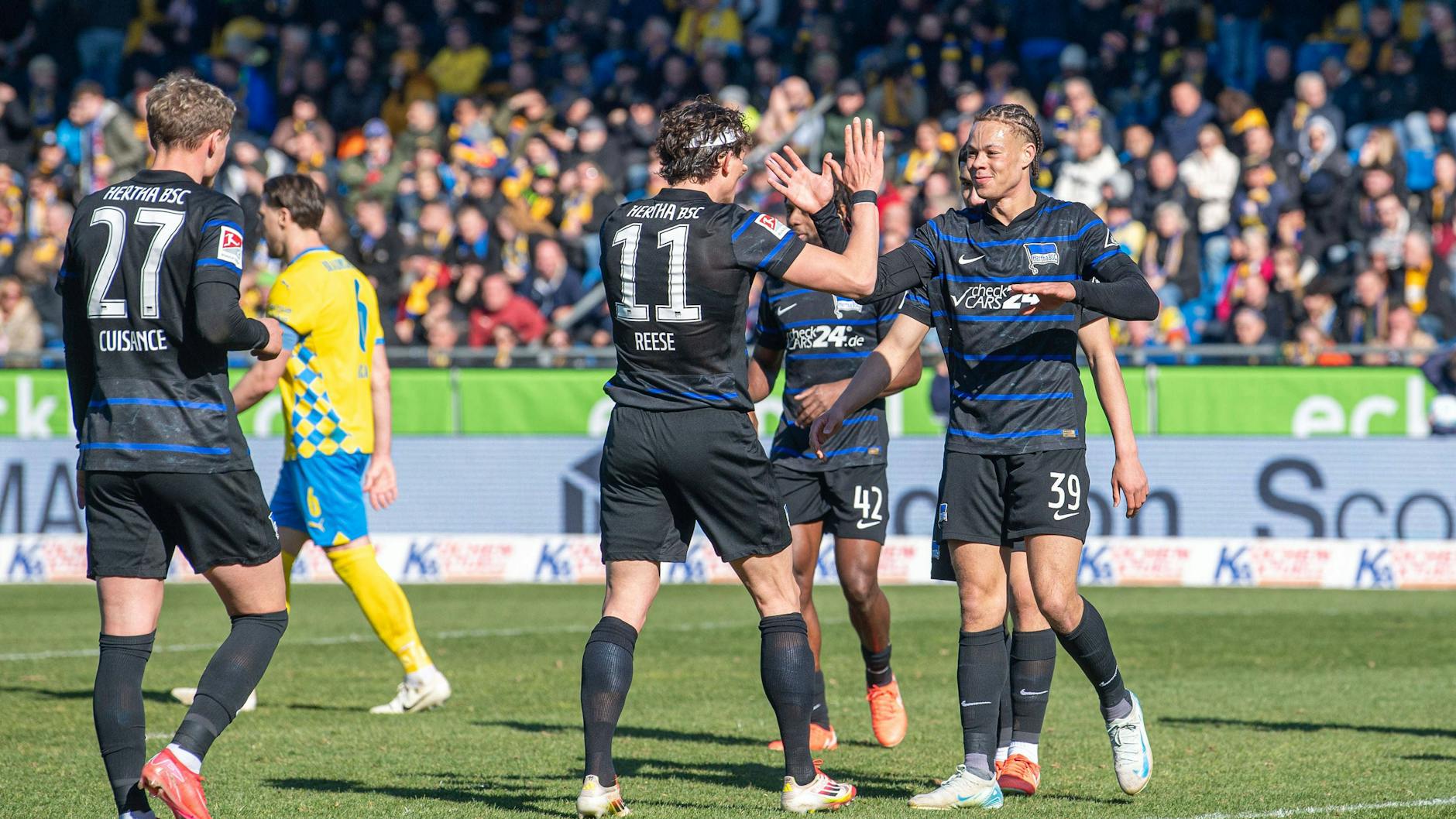 Michael Cuisance, Fabian Reese und Derry Scherhant feiern das 3:0 für Hertha BSC in Braunschweig.