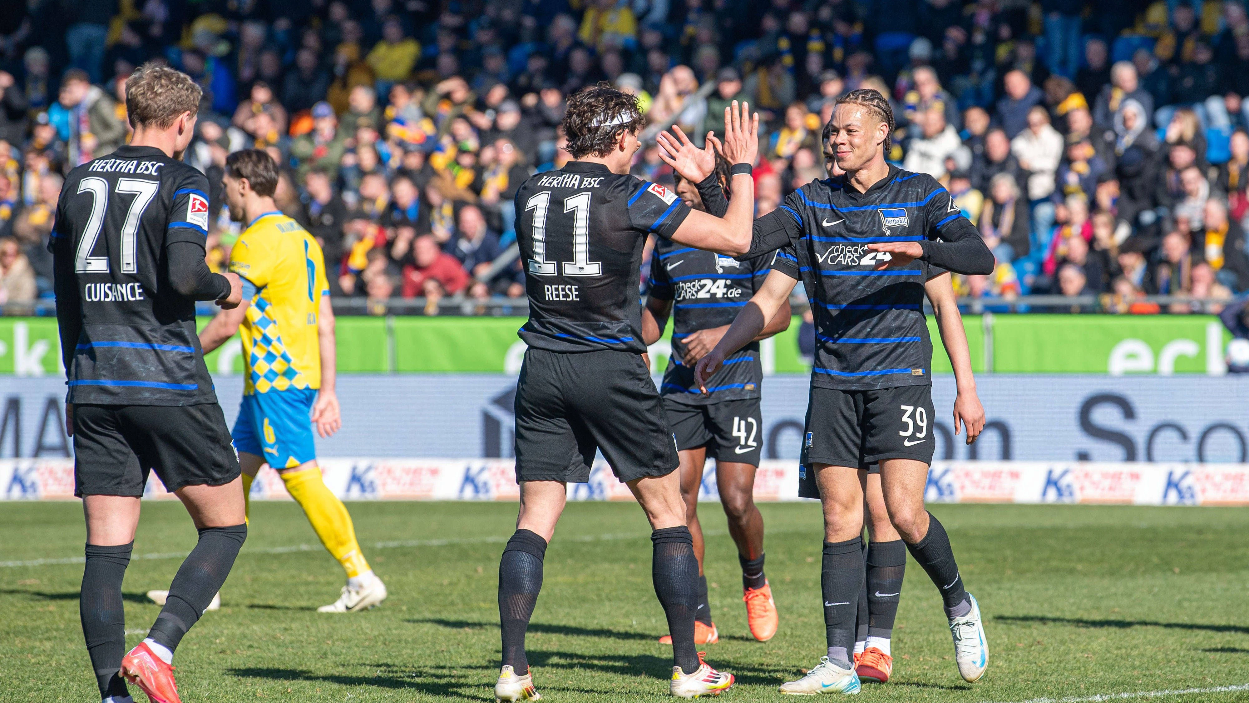 Michael Cuisance, Fabian Reese und Derry Scherhant feiern das 3:0 für Hertha BSC in Braunschweig.