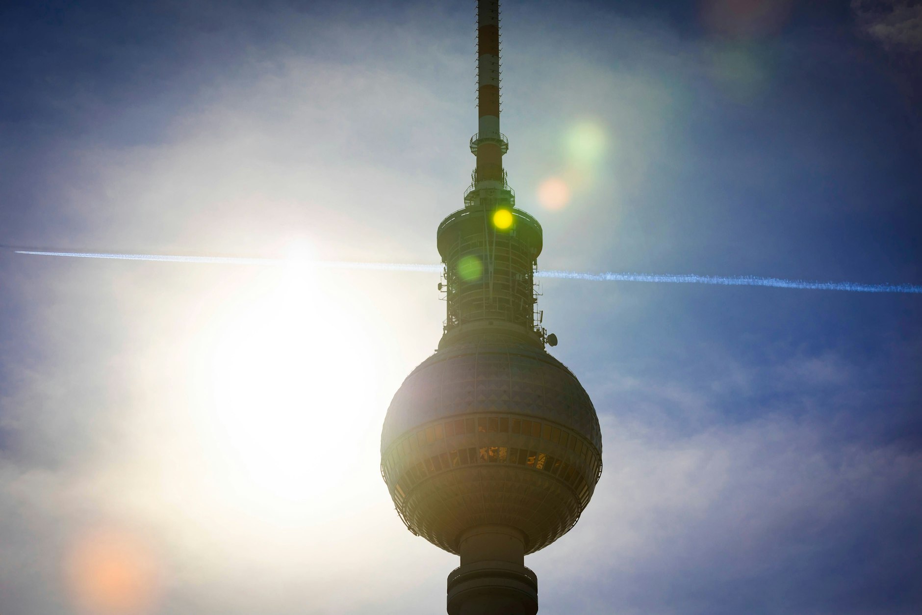 Die Sonne wärmt wieder, auch in Berlin: In den kommenden Tagen, Richtung Wochenmitte, steigen die Temperaturen wieder an.