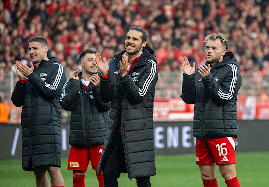 Endlich mal wieder fröhliche Spieler des 1. FC Union nach dem Abpfiff: Andrej Ilic, Josip Juranovic, Christopher Trimmel und Benedict Hollerbach klatschen mit einem Lächeln im Gesicht den Fans zu.