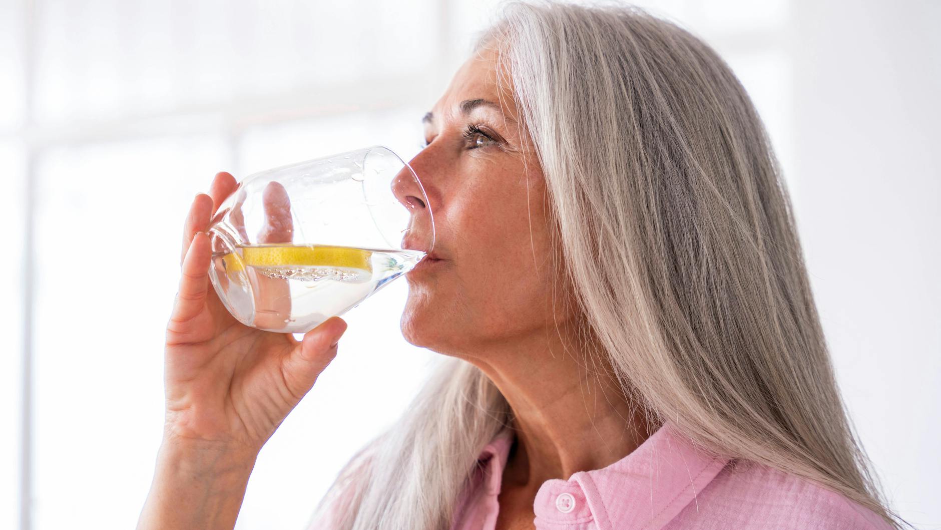 Ein Glas kühles Wasser trinken hilft gut gegen Hungergefühle. Sie können es mit Zitrone aromatisieren.