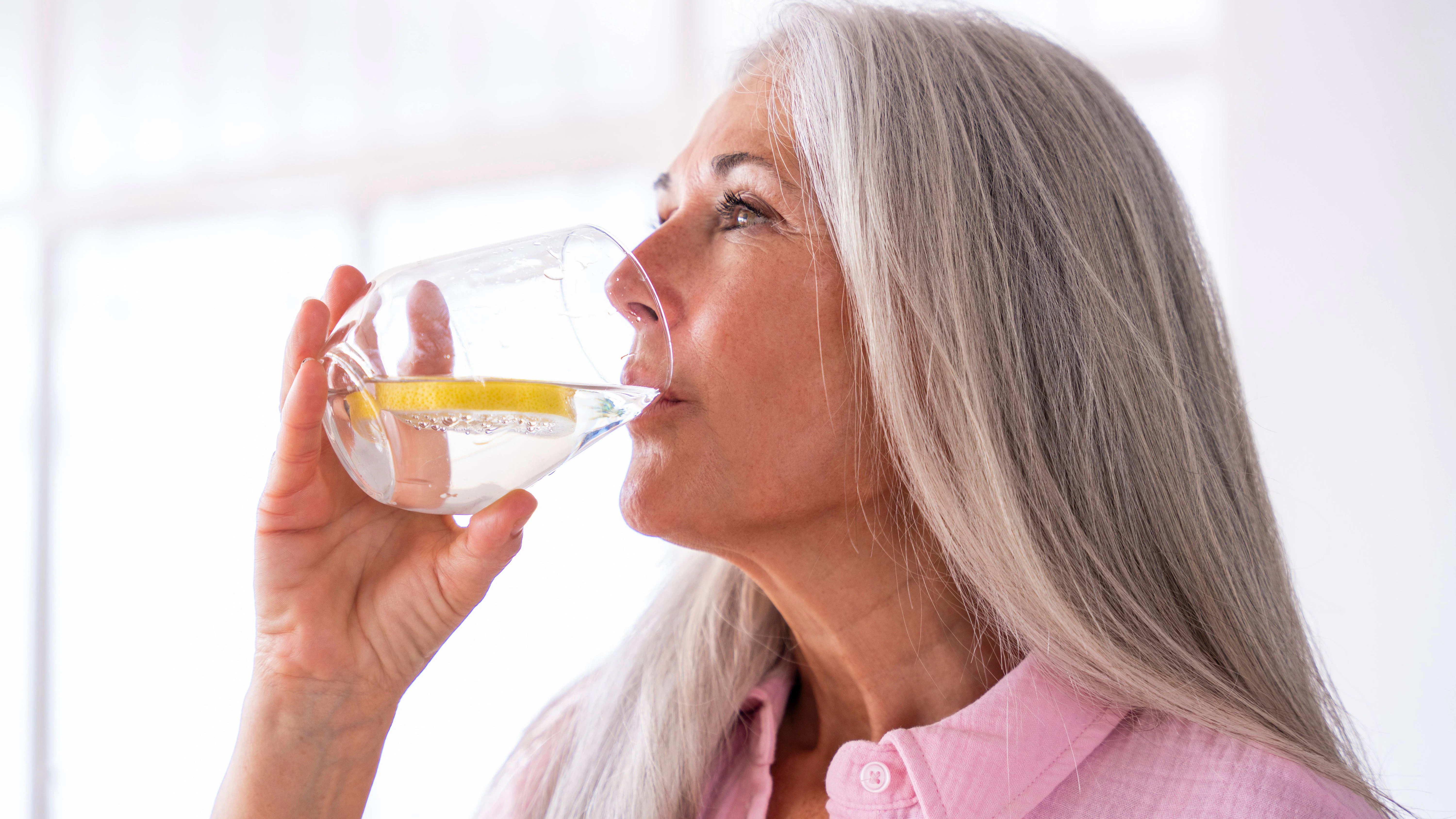 Ein Glas kühles Wasser trinken hilft gut gegen Hungergefühle. Sie können es mit Zitrone aromatisieren.