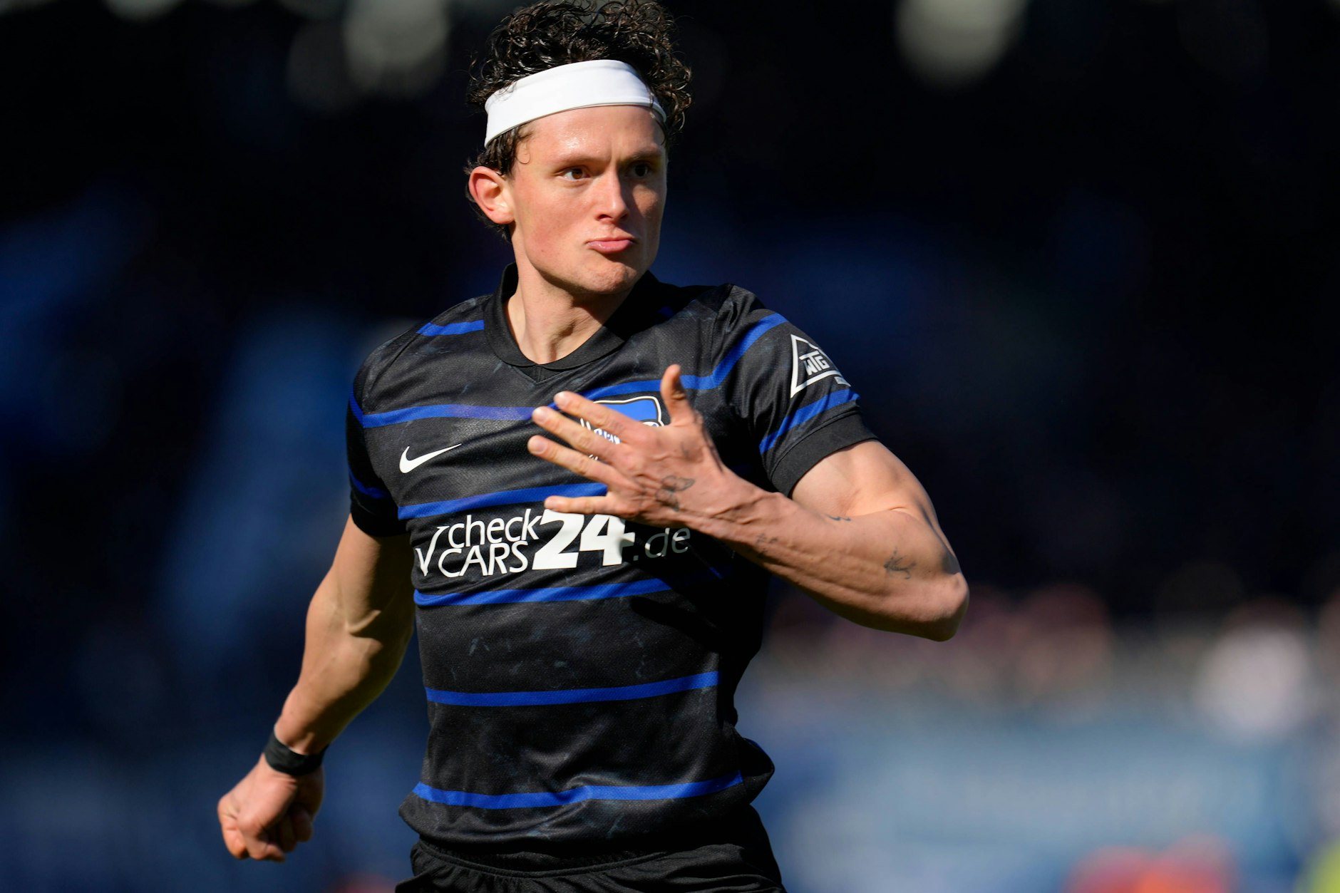 Ein Bild voller Entschlossenheit. Fabian Reese klopft sich mit der Hand auf die Burst an der Stelle, an der auf dem Trikot die Hertha-Fahne prangt.