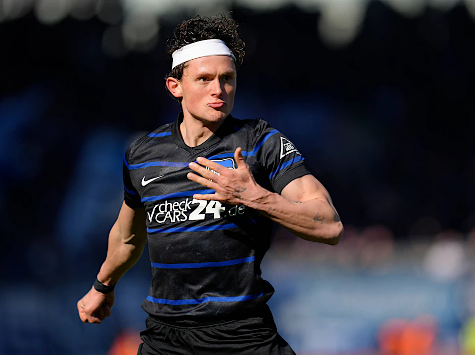 Ein Bild voller Entschlossenheit. Fabian Reese klopft sich mit der Hand auf die Burst an der Stelle, an der auf dem Trikot die Hertha-Fahne prangt.