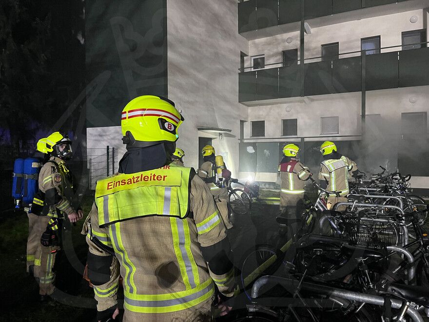 Brandstiftung? Keller brennen in Neukölln – Feuerwehr rettet acht Mieter