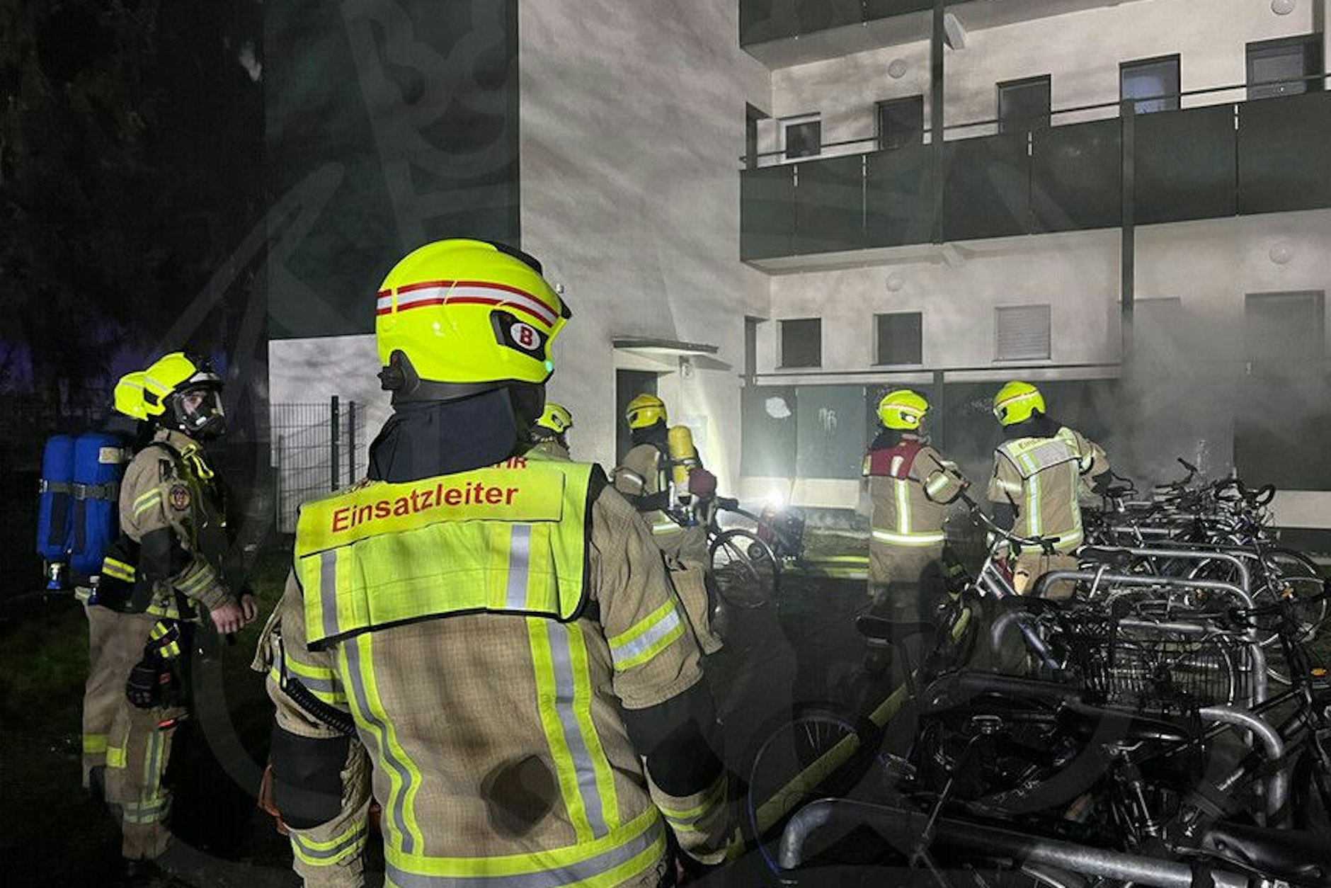 Kellerverschläge brannte in einem Hochhaus in Neukölln. Feuerwehrleute retteten acht Mieter aus dem Haus retten.