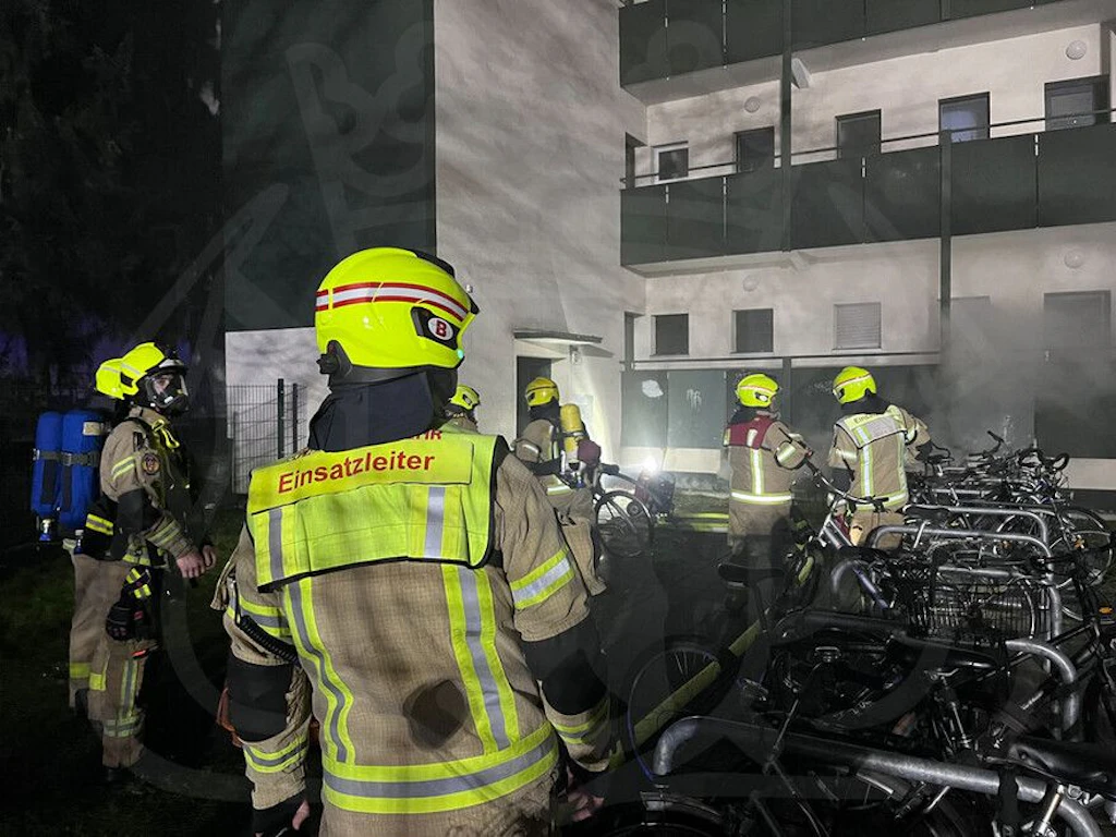 Brandstiftung? Keller brennen in Neukölln – Feuerwehr rettet acht Mieter