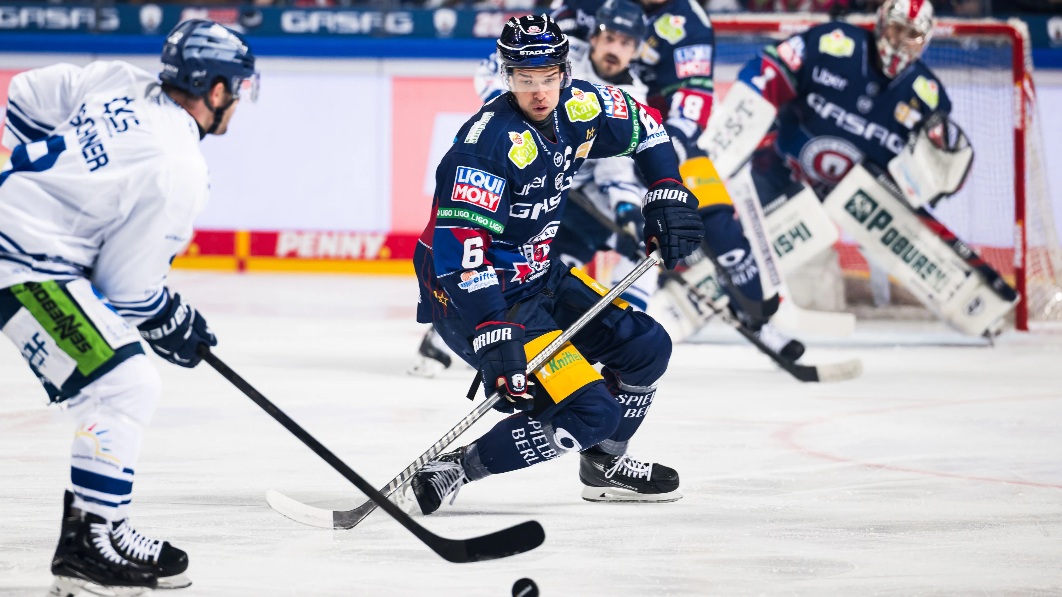 Eisbär Kai Wissmann hat nur Augen für den Puck.