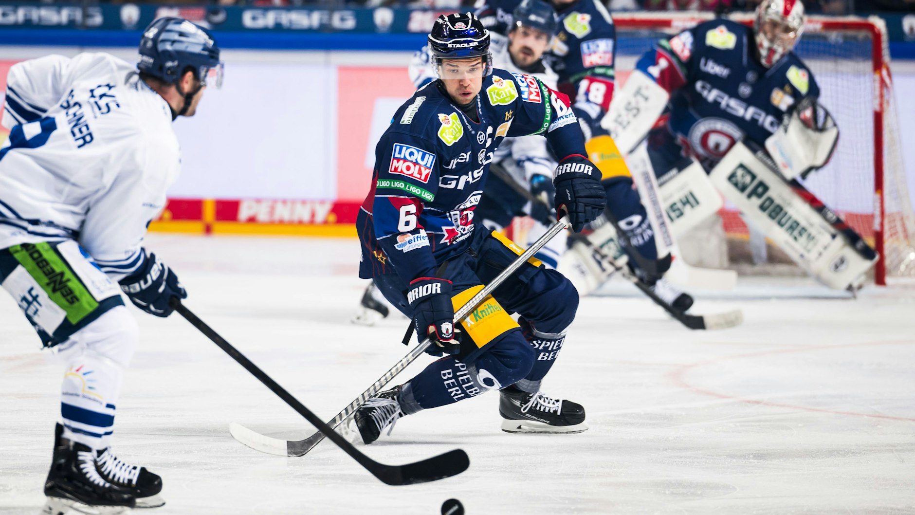 Eisbär Kai Wissmann hat nur Augen für den Puck.