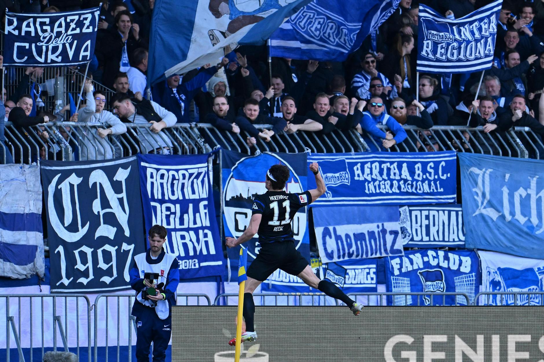 Fabian Reese jubelt nach seinem Tor zum 4:0 vor den Fans von Hertha BSC.