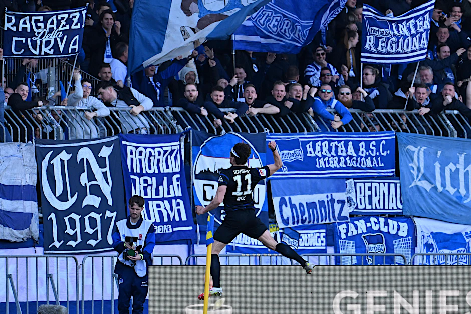 Fabian Reese jubelt nach seinem Tor zum 4:0 vor den Fans von Hertha BSC.