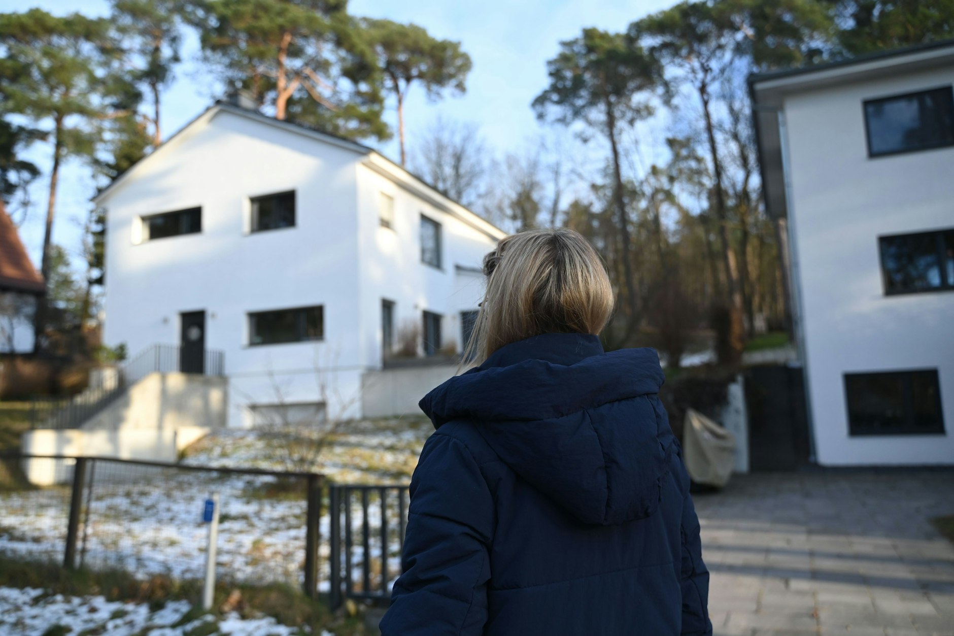 In der Brandenburger Gemeinde Rangsdorf: Kirstin W. vor ihrem Haus, das nicht ihr Haus sein darf.