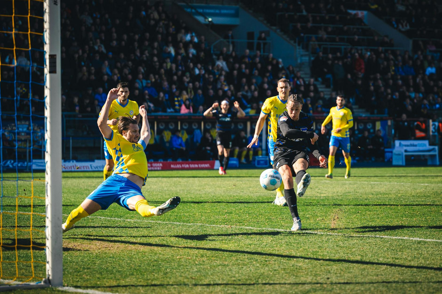 Derry Scherhant (r.) erzielt den zwischenzeitlichen Treffer zum 2:0 für Hertha BSC bei Eintracht Braunschweig.