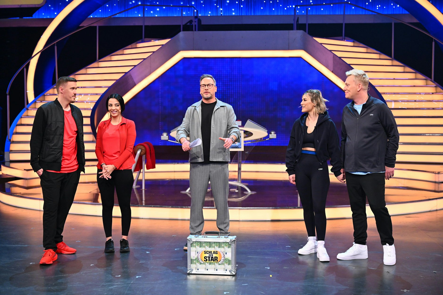 Max und Dilara Kruse (links) traten bei „Schlag den Star“ gegen Jens „Knossi“ Knossalla und Lia Mitrou (rechts) an, in der Mitte Moderator Matthias Opdenhövel.