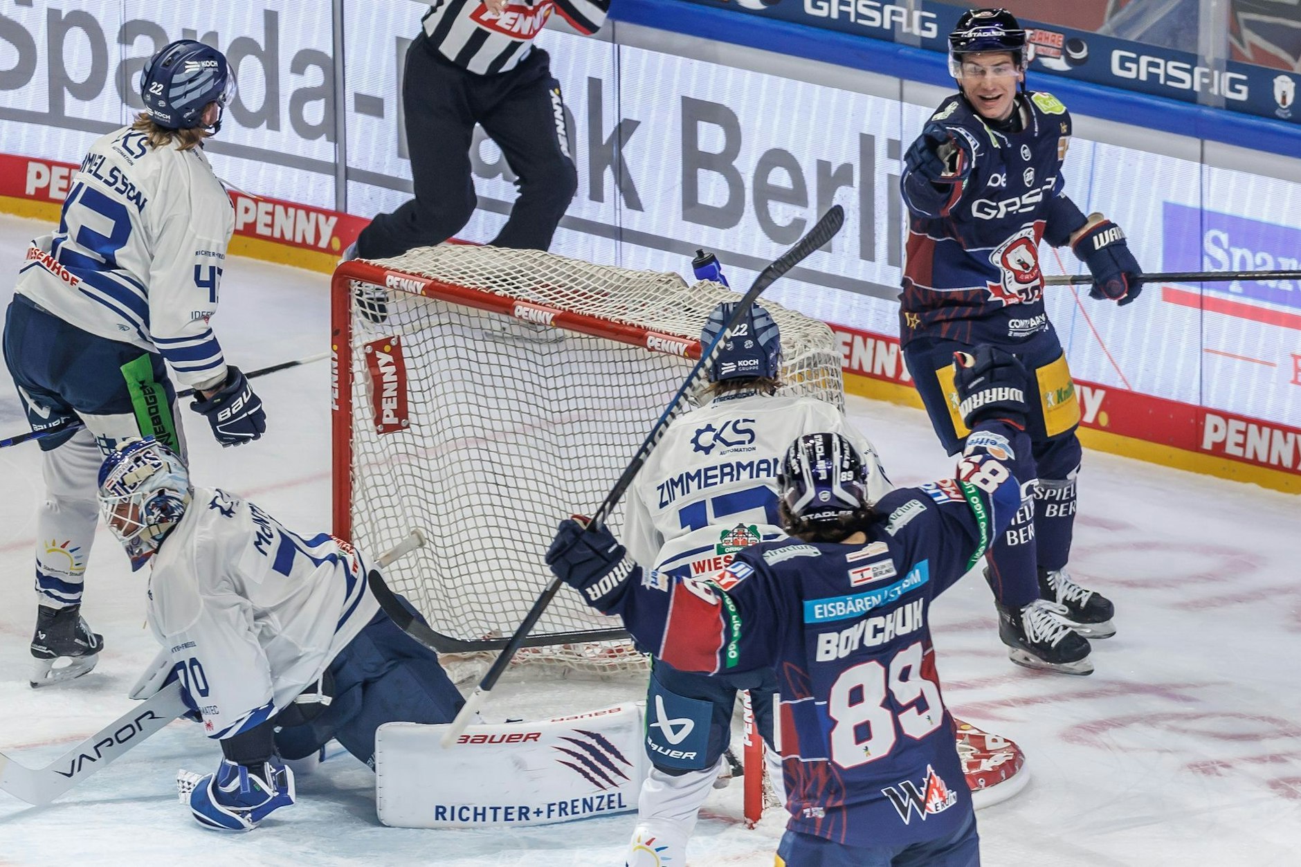 Eisbär Zach Boychuk (2.v.r) jubelt nach seinem 1:0 mit Teamkollege Leo Pföderl (r).