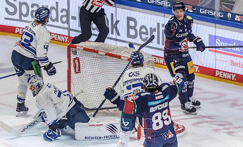 Eisbär Zach Boychuk (2.v.r) jubelt nach seinem 1:0 mit Teamkollege Leo Pföderl (r).