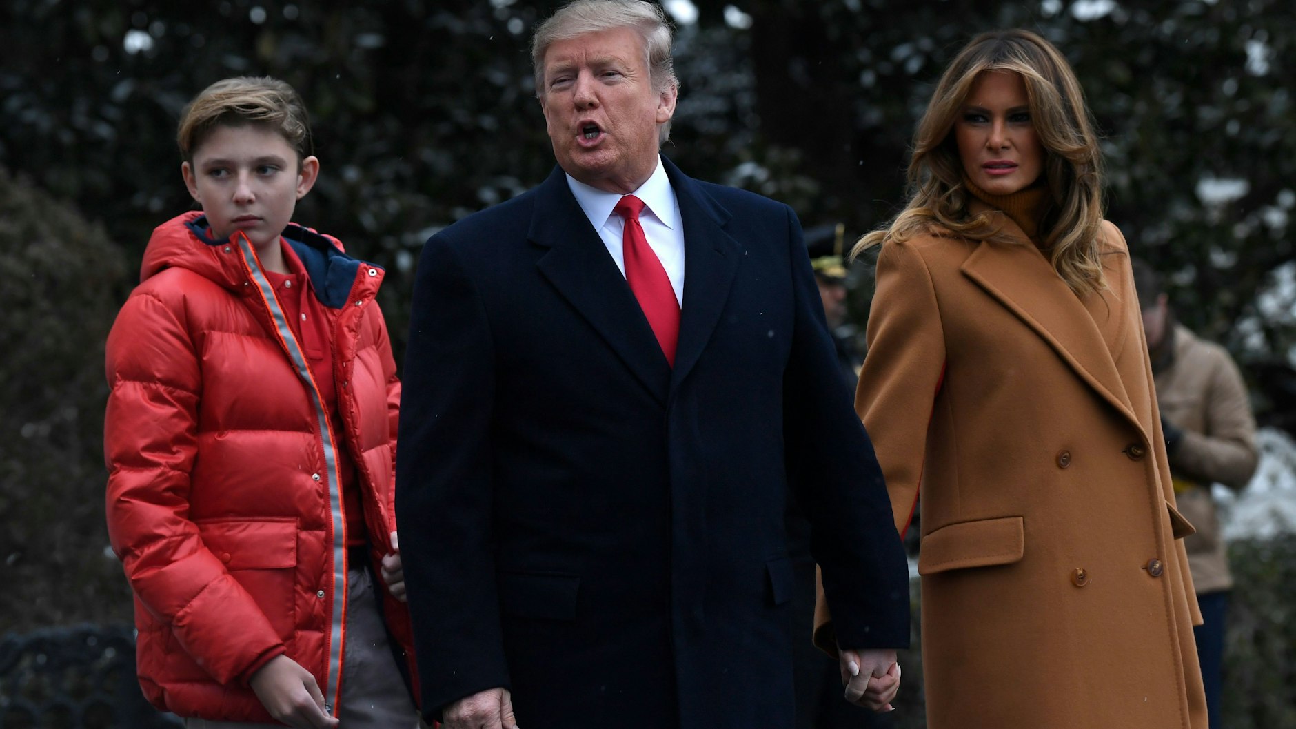 Barron Trump mit seinem Vater Donald und seiner Mutter Melania im Februar 2019 vor dem Weißen Haus in Washington während der ersten US-Präsidentschaft von Donald Trump.