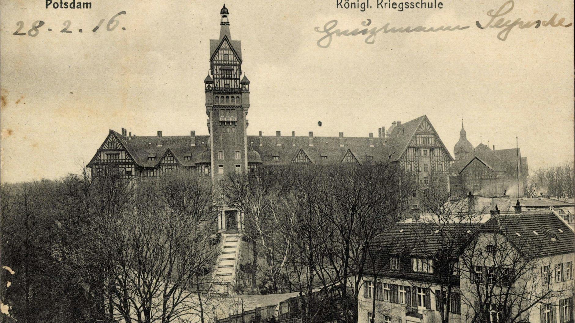 Die Königlich-Preußische Kriegsschule wurde 1902 in Potsdam erbaut. Zu sehen ist hier auch noch der Originalturm.