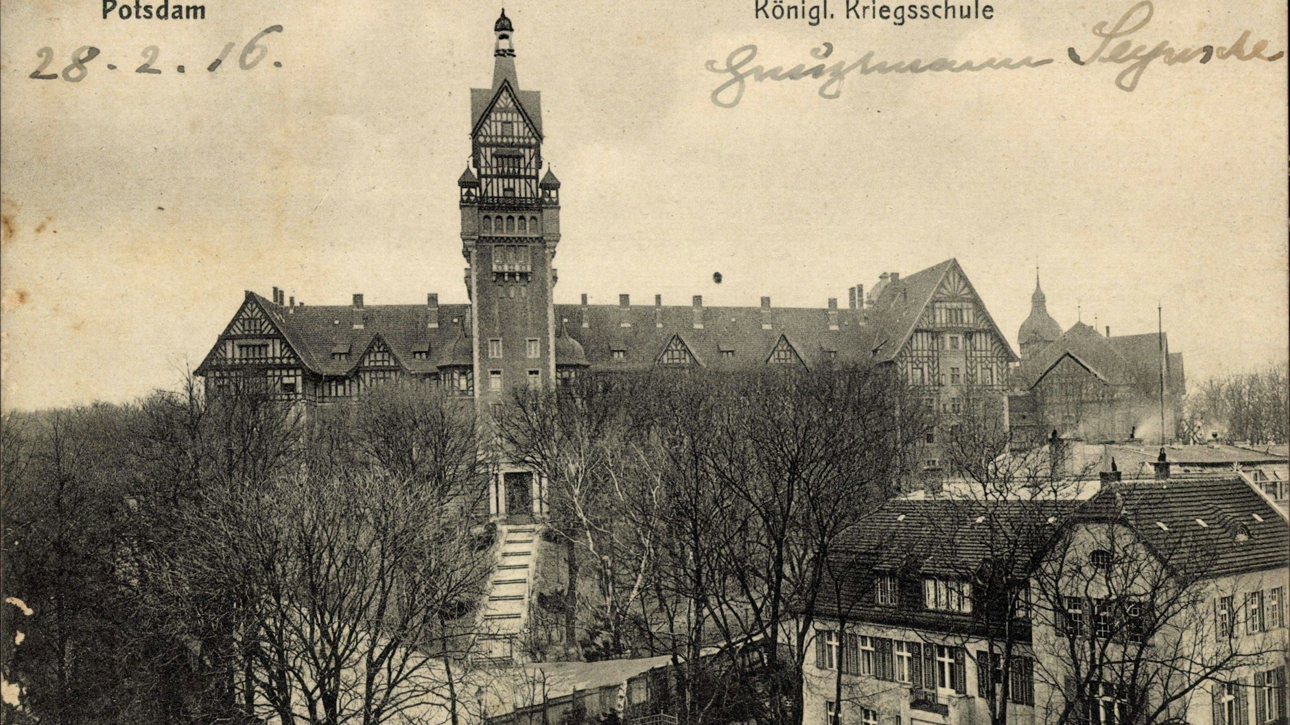 Die Königlich-Preußische Kriegsschule wurde 1902 in Potsdam erbaut. Zu sehen ist hier auch noch der Originalturm.