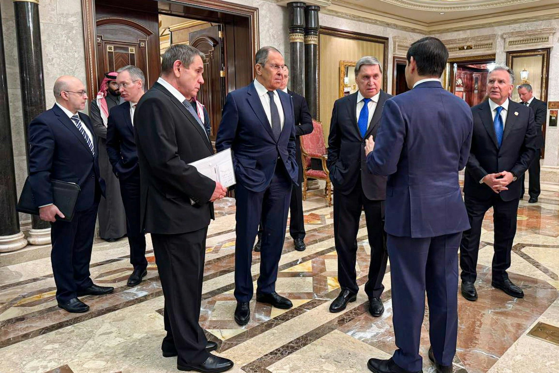 Russlands Außenminister Sergej Lawrow (M.) spricht mit seinem US-Amtskollegen Marco Rubio bei einem Treffen in Saudi-Arabien.