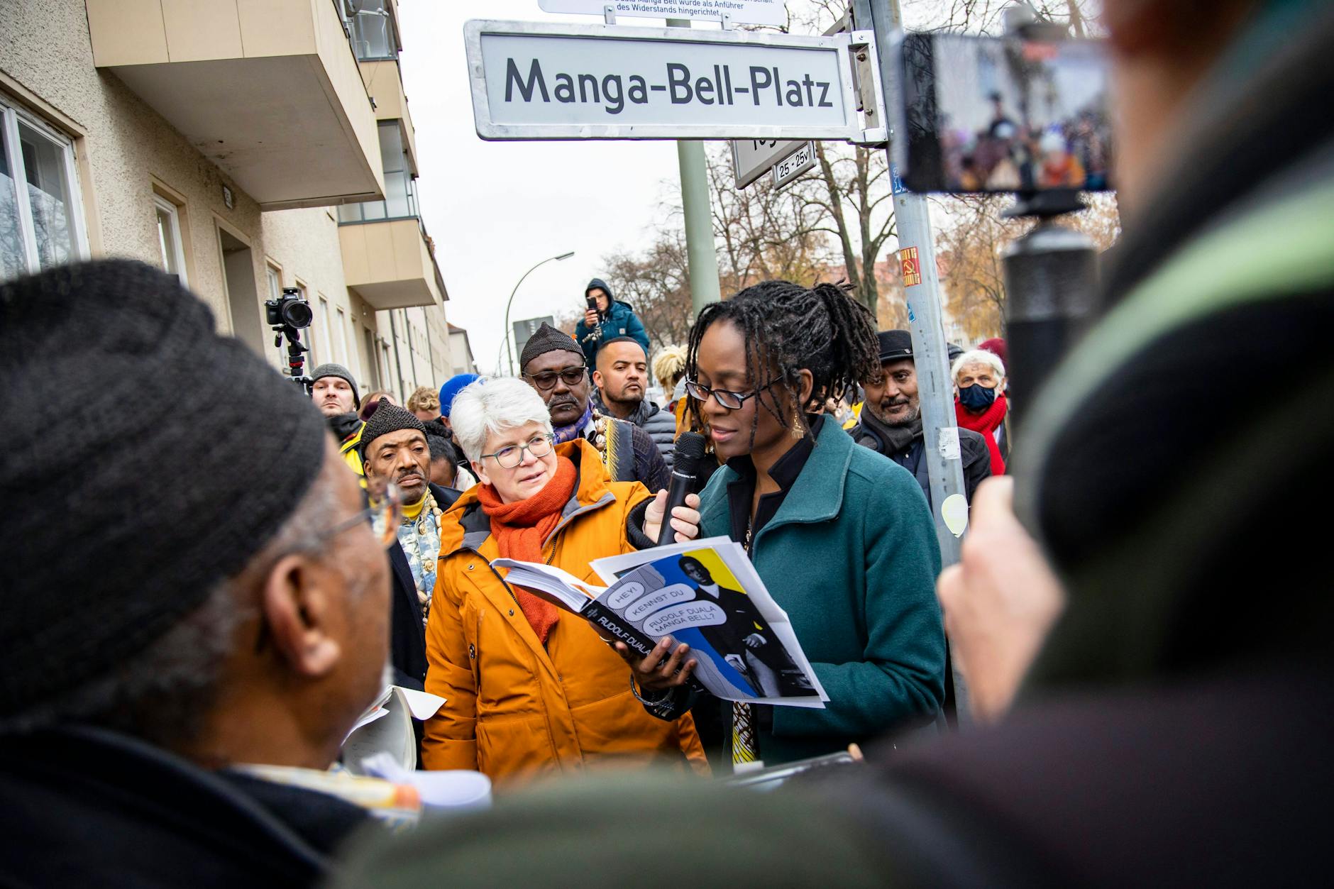 Spuren des Kolonialismus in Berlin: Die Schriftstellerin Sharon Dodua Otoo liest während der Umbenennung von Nachtigalplatz zu Manga-Bell-Platz im Afrikanischen Viertel in Berlin im Dezember 2022.