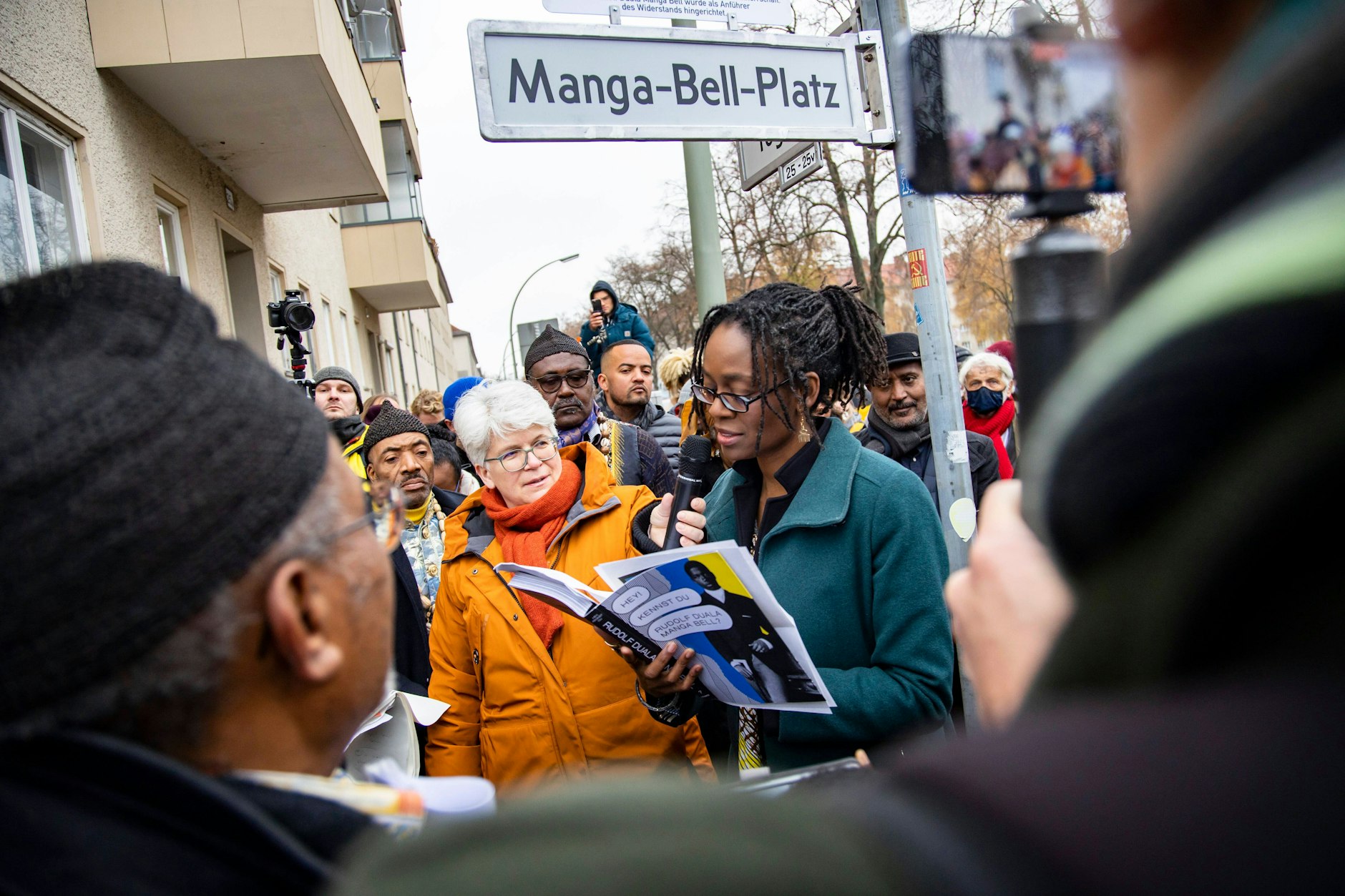 Spuren des Kolonialismus in Berlin: Die Schriftstellerin Sharon Dodua Otoo liest während der Umbenennung von Nachtigalplatz zu Manga-Bell-Platz im Afrikanischen Viertel in Berlin im Dezember 2022.