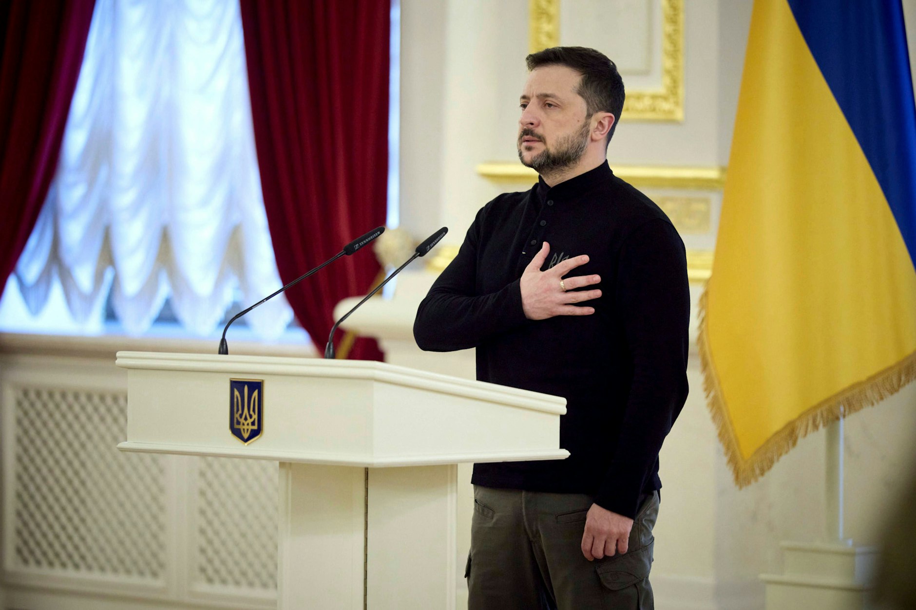 Dem ukrainischen Präsidenten Wolodymyr Selenskyj bleibt am Dienstag nur die Zuschauerrolle. Es wird ein großes Telefonat zwischen US-Präsident Donald Trump und Kremlchef Wladimir Putin erwartet.